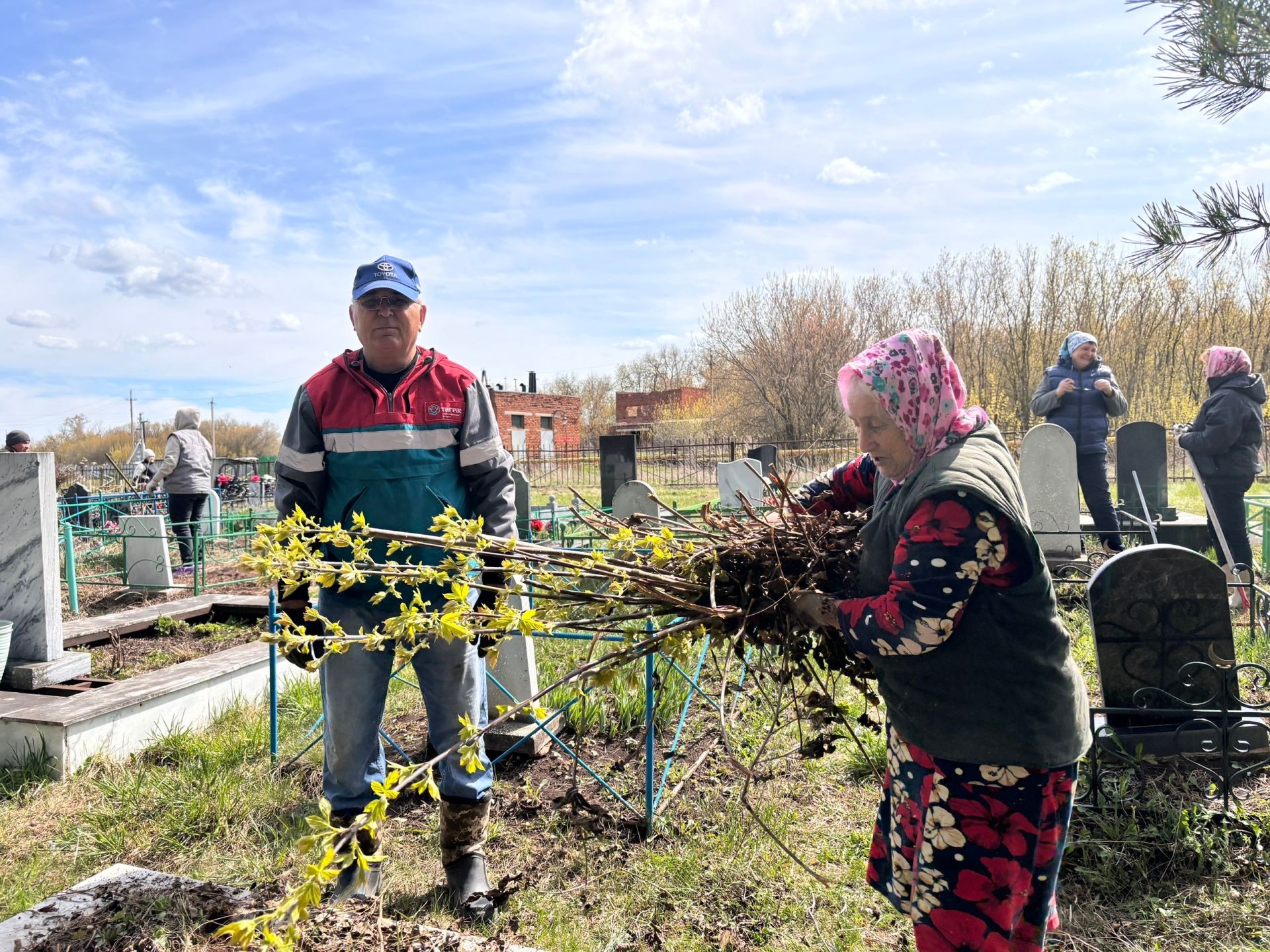 В Азнакаевском районе продолжаются субботники