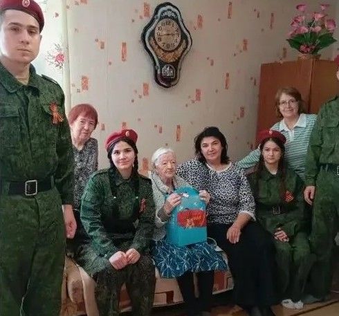 Ученики школы №8 навестили ветерана Великой Отечественной войны