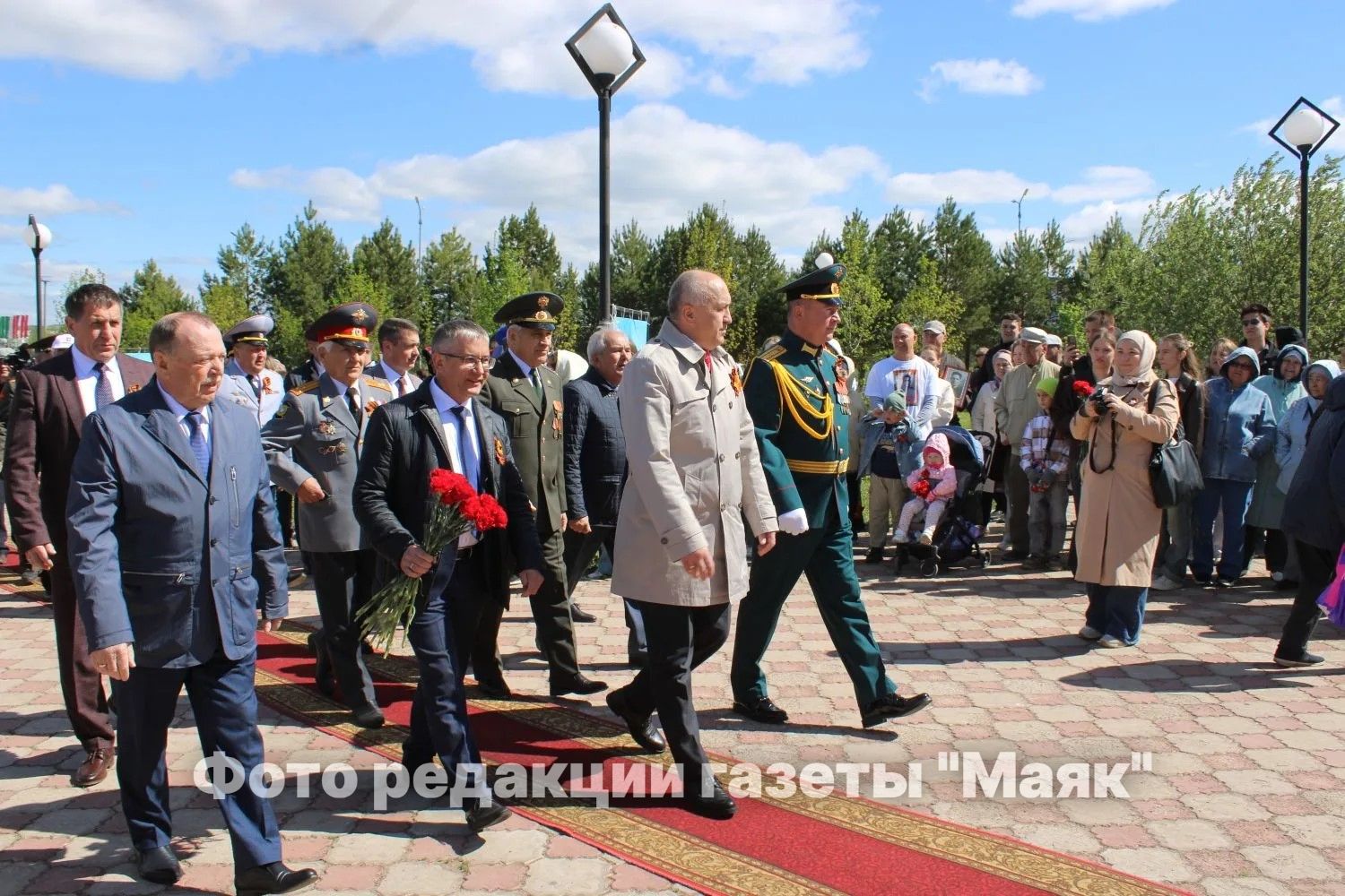 В Азнакаево возложили цветы к памятнику Неизвестному солдату