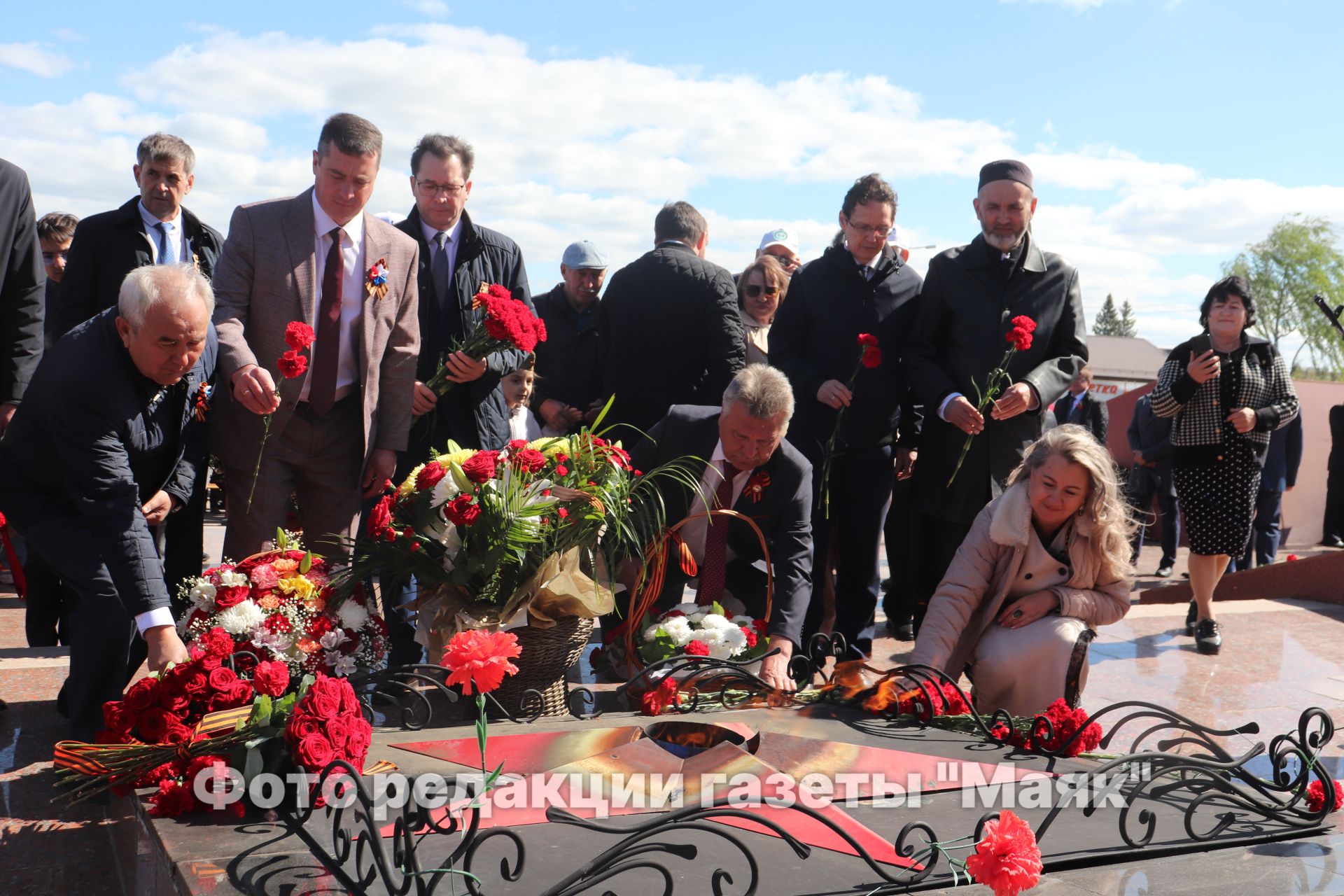 На площади Победы в Азнакаево возложили венки и цветы к мемориальному комплексу