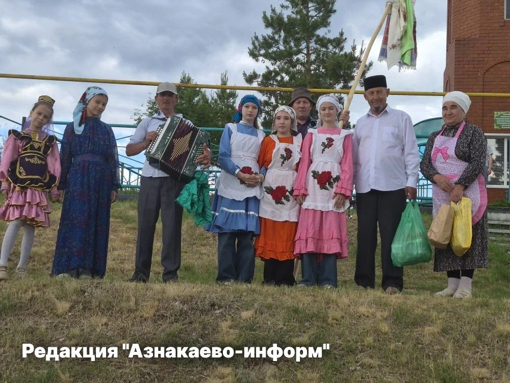 Песни, гармонь и подарки: в деревне Мяндей прошел обряд «Сөрән сугу»