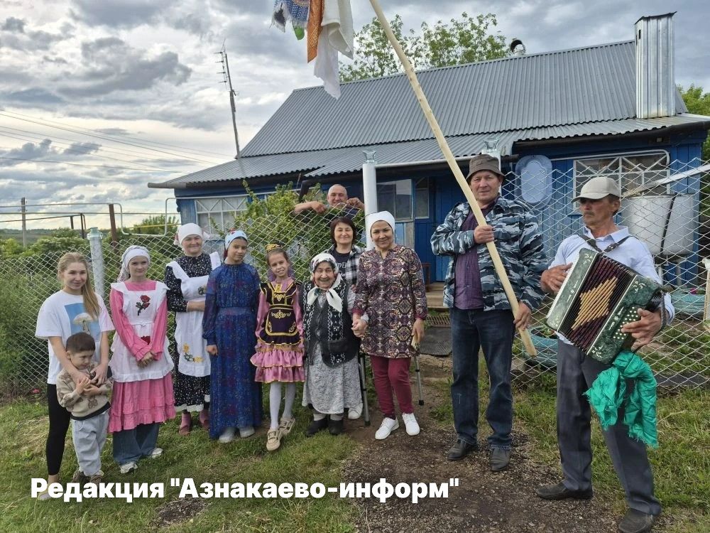 Песни, гармонь и подарки: в деревне Мяндей прошел обряд «Сөрән сугу»