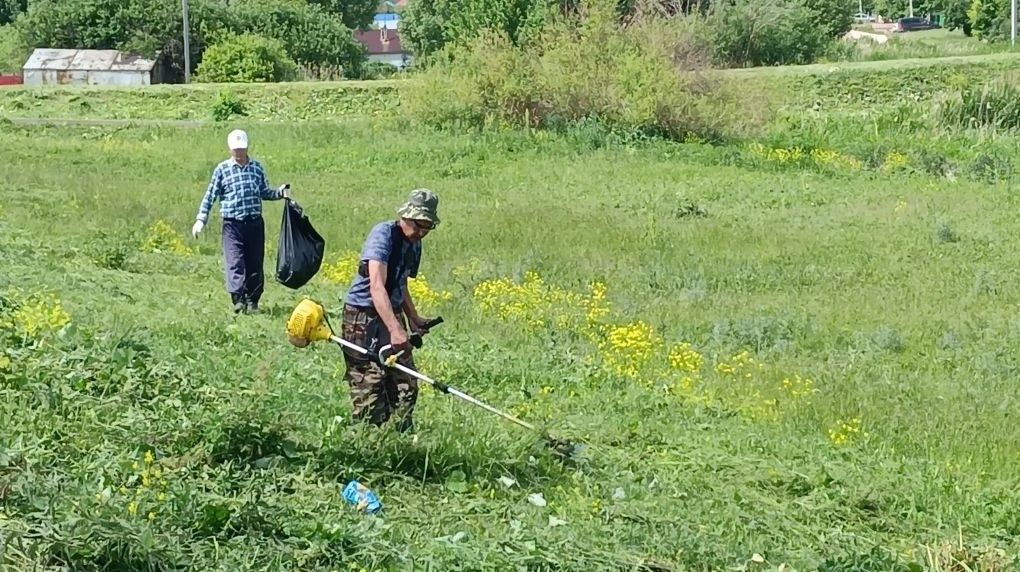 Жители поселка Яна Юл вышли на субботник