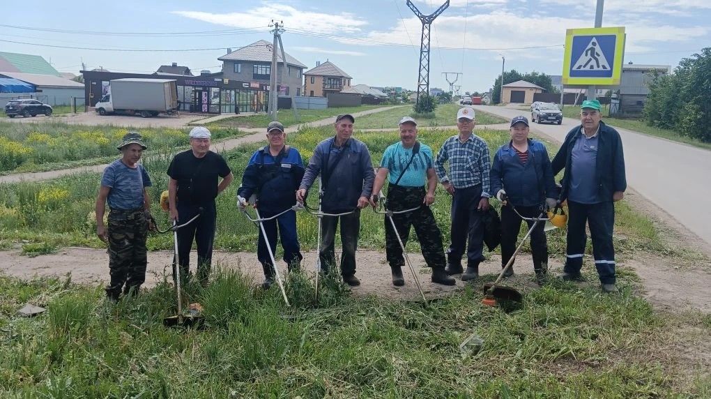 Жители поселка Яна Юл вышли на субботник