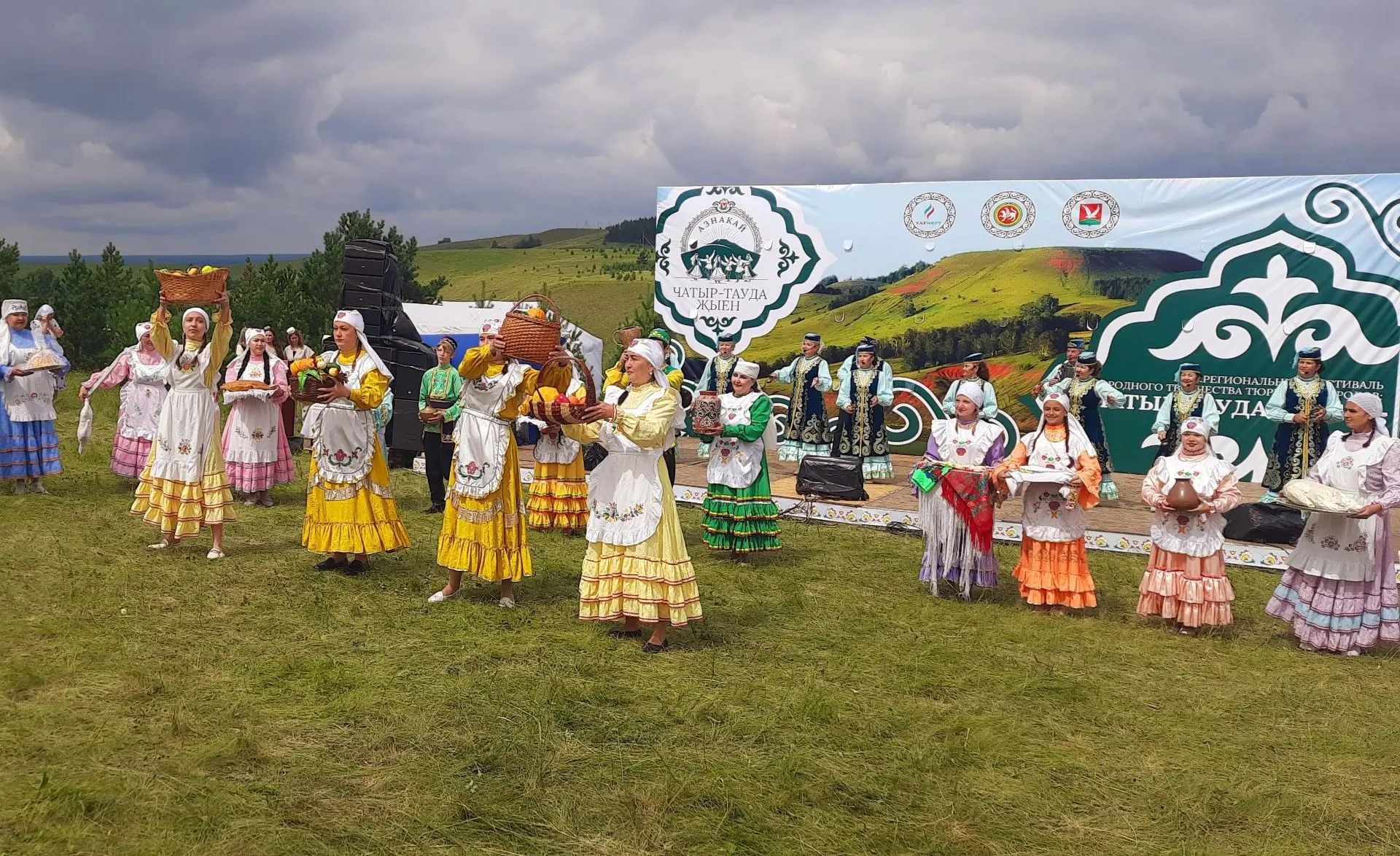 Азнакайда халыклар дуслыгы һәм милли моңнар бәйрәме - Чатыр тау җыены гөрләде