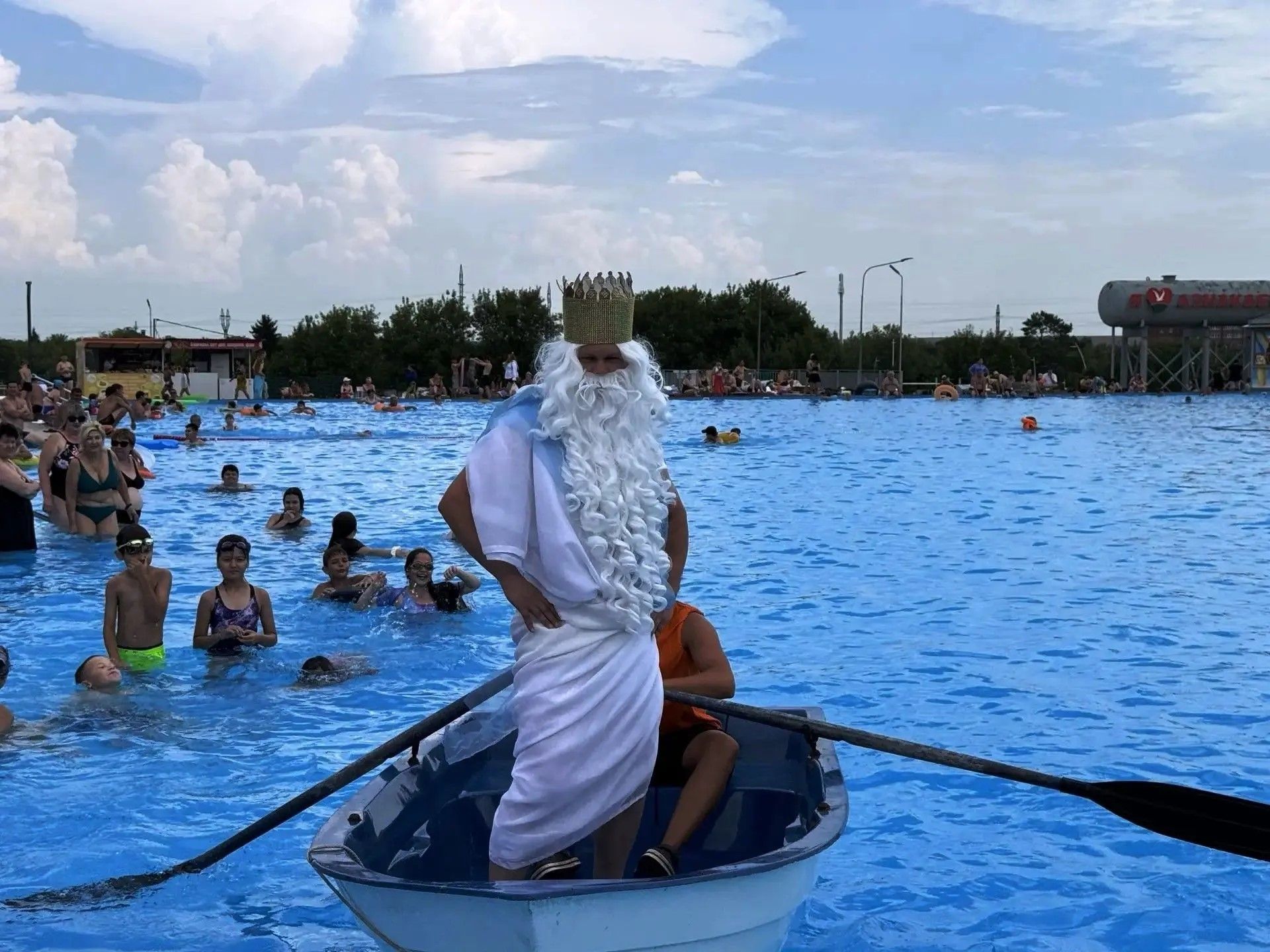 «Море эмоций, спорт и семейный отдых»: в городском бассейне отпраздновали День Нептуна