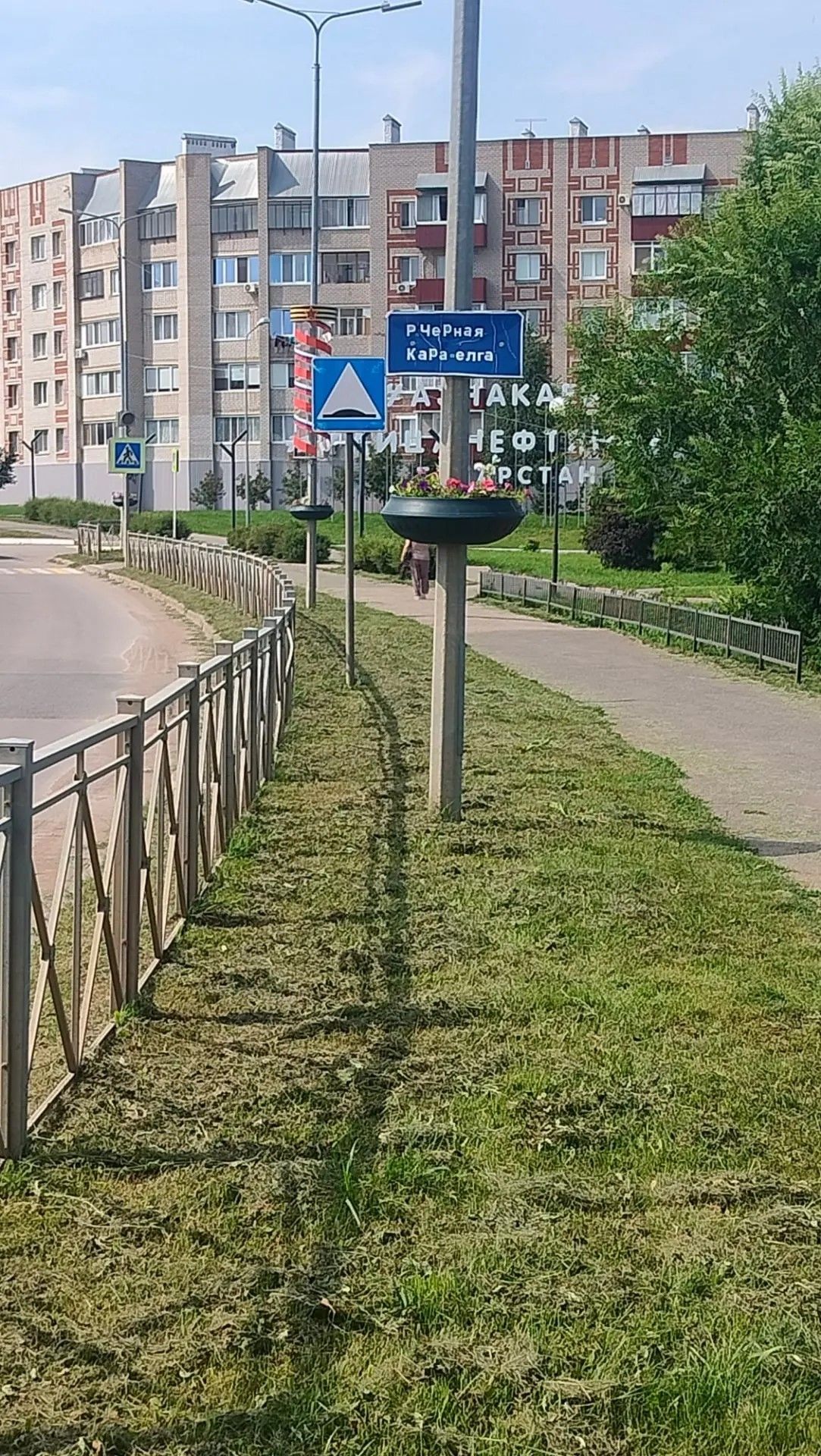 Зеленый наряд города: сотрудники АО «МППБиО +» готовят улицы к лету