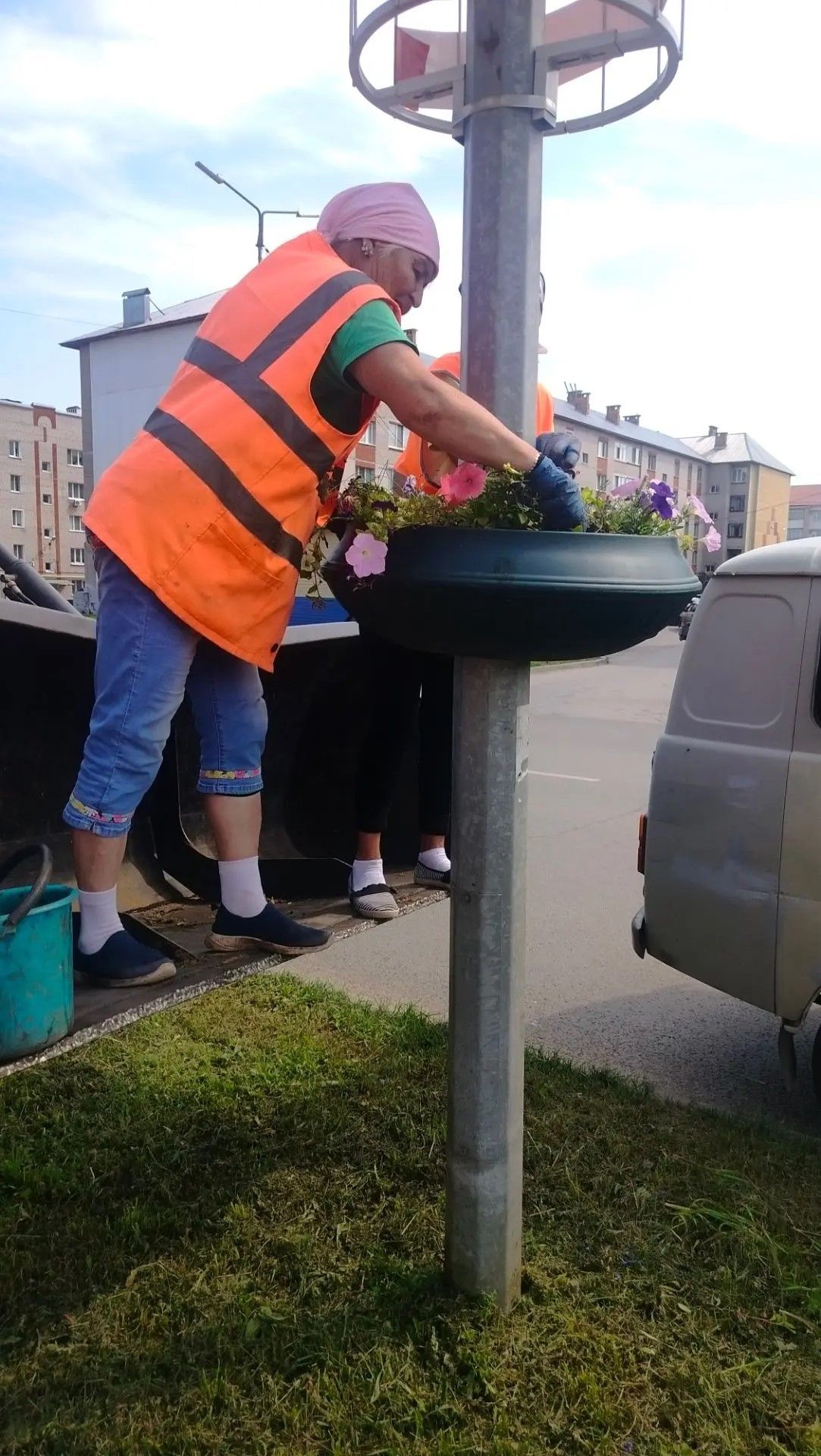 Зеленый наряд города: сотрудники АО «МППБиО +» готовят улицы к лету
