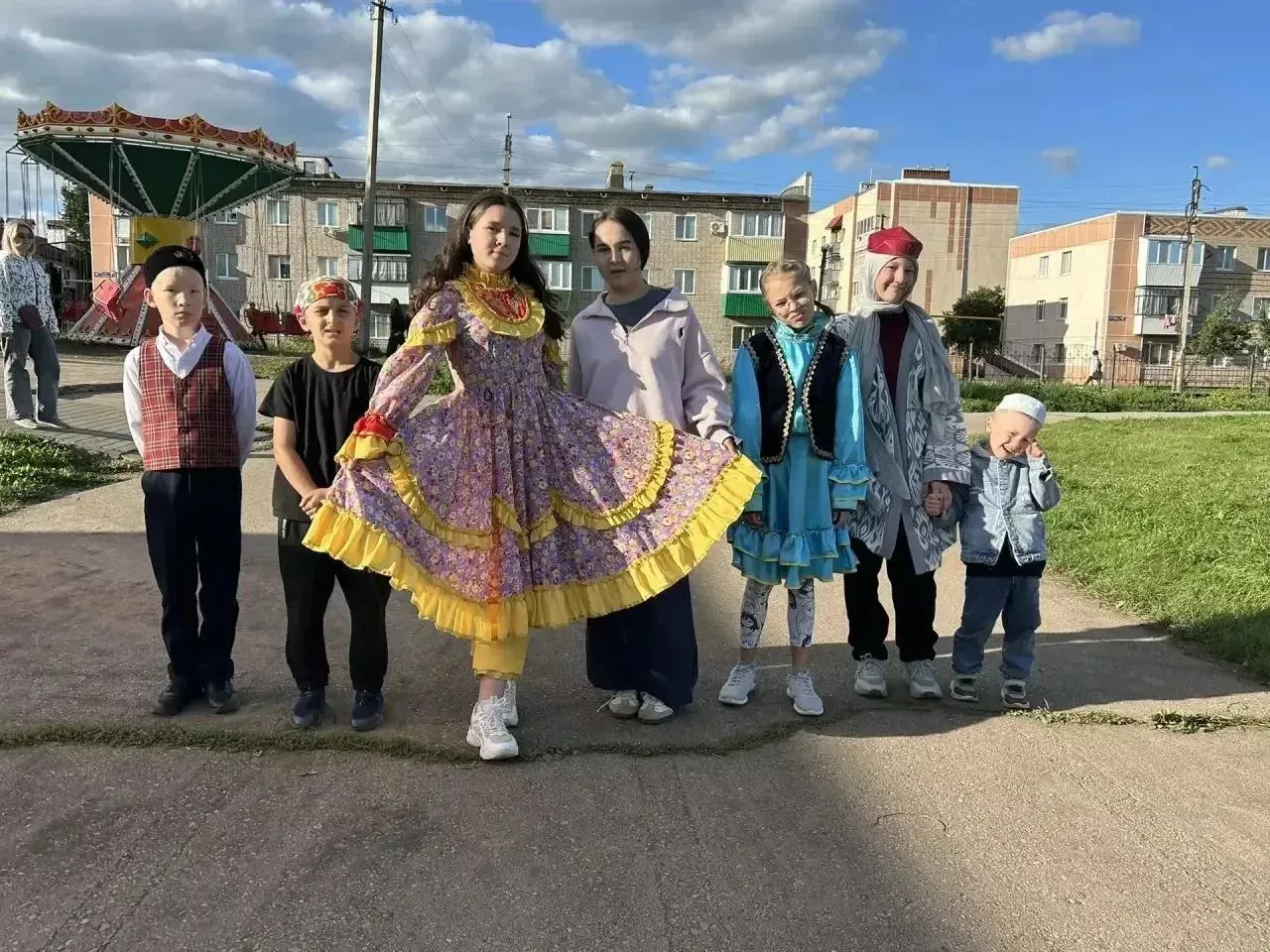 Забег в национальных костюмах: в Азнакаево  День республики отметили спортивно