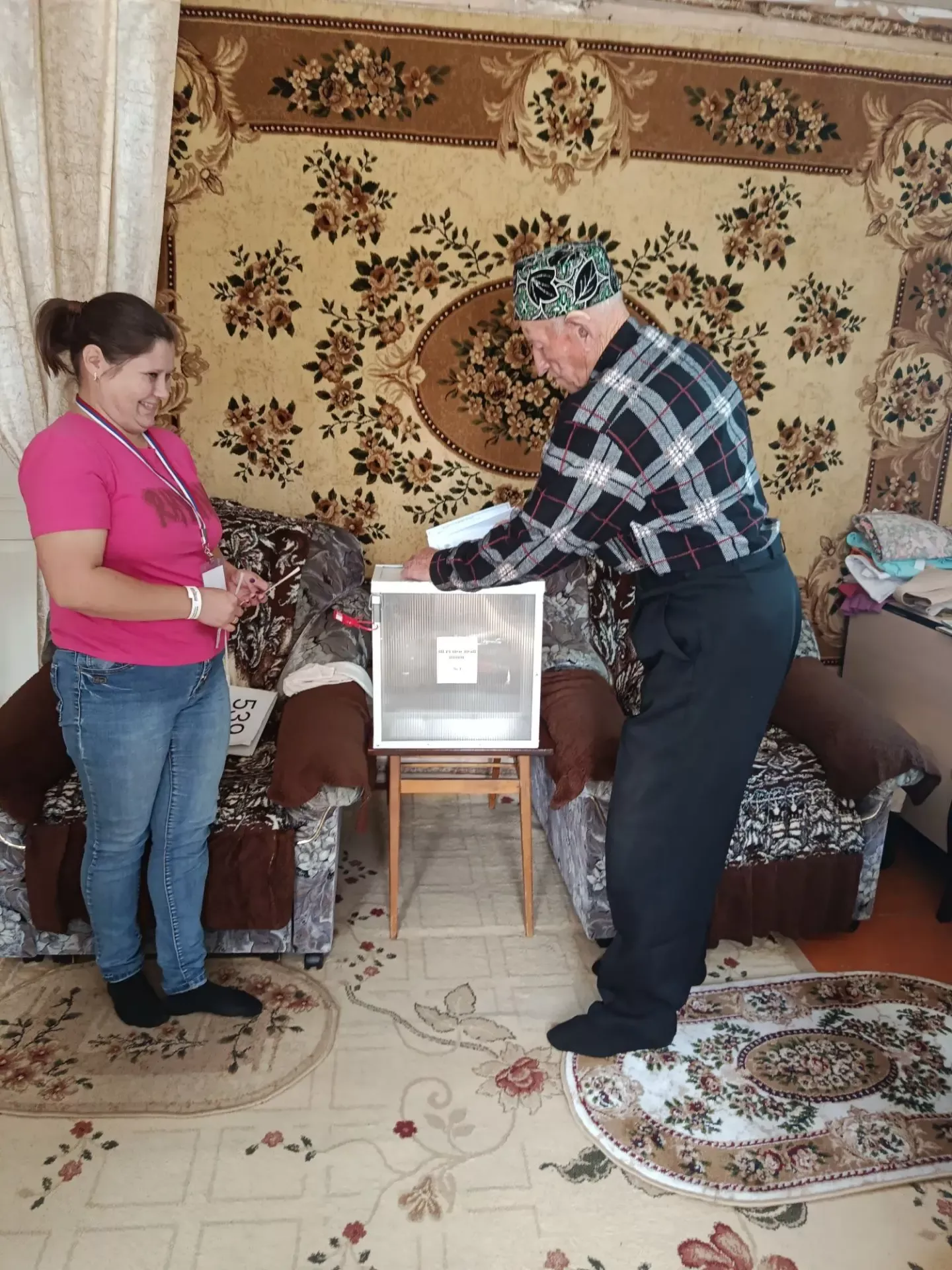 Кәкре Елга авылында Гөлсинә һәм Әмир Әхмәтовлар өйләрендә тавыш бирделәр