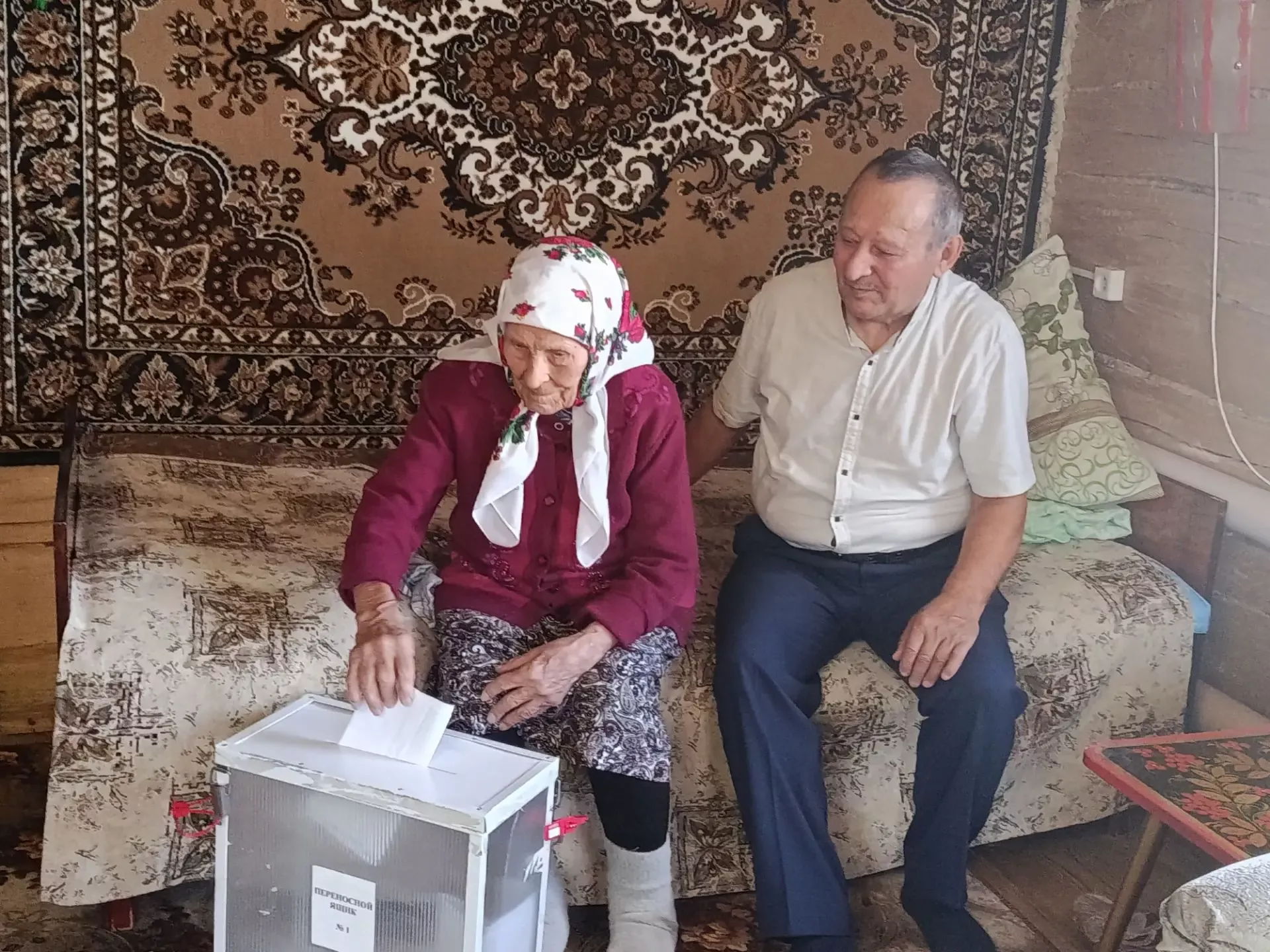 Кәкре Елга авылында яшәүче гасыр чордашы Хаҗия апа Баһаветдинова да үз тавышын өйдә бирде