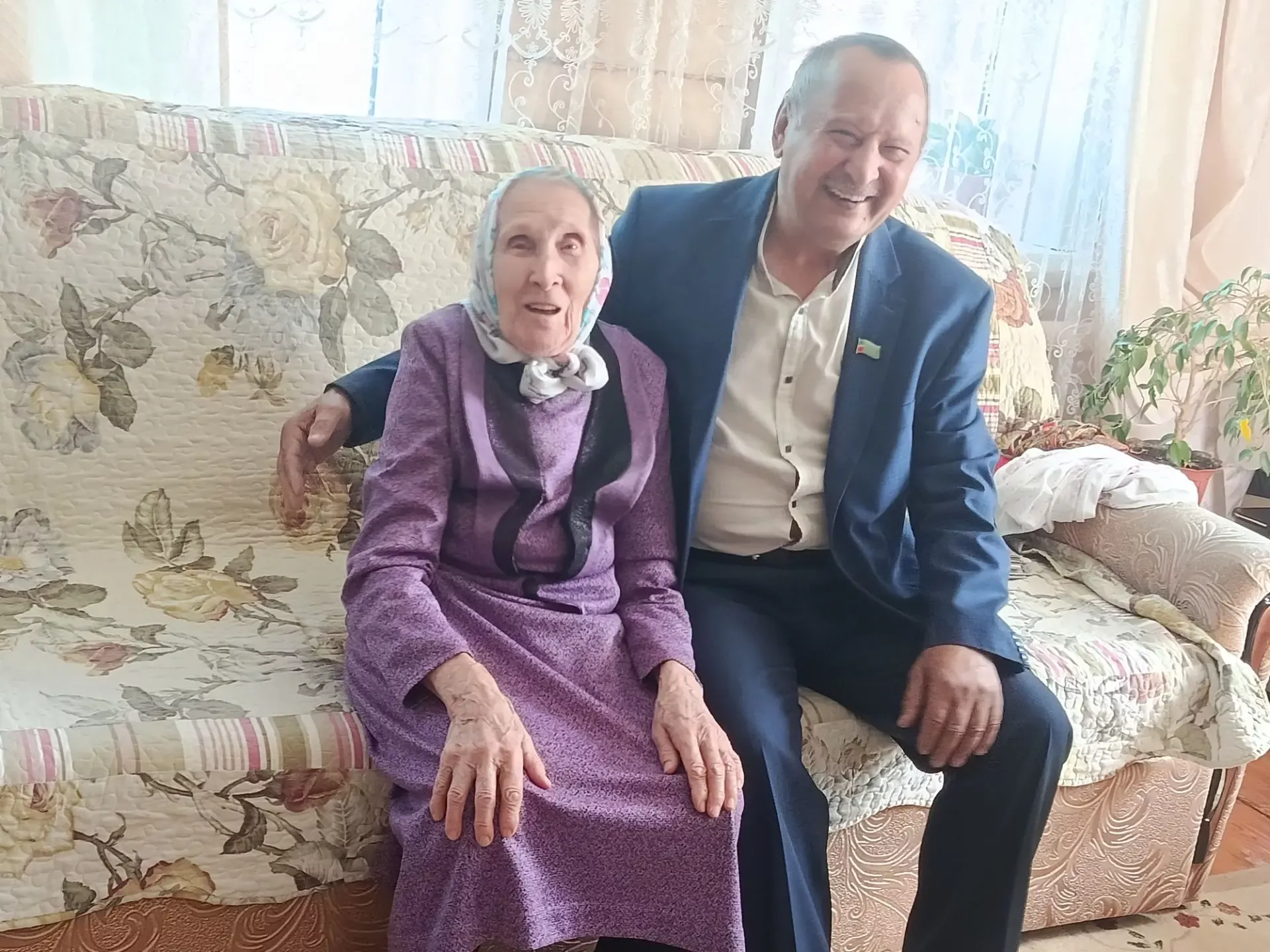 Кәкре Елга авылында Гөлсинә һәм Әмир Әхмәтовлар өйләрендә тавыш бирделәр