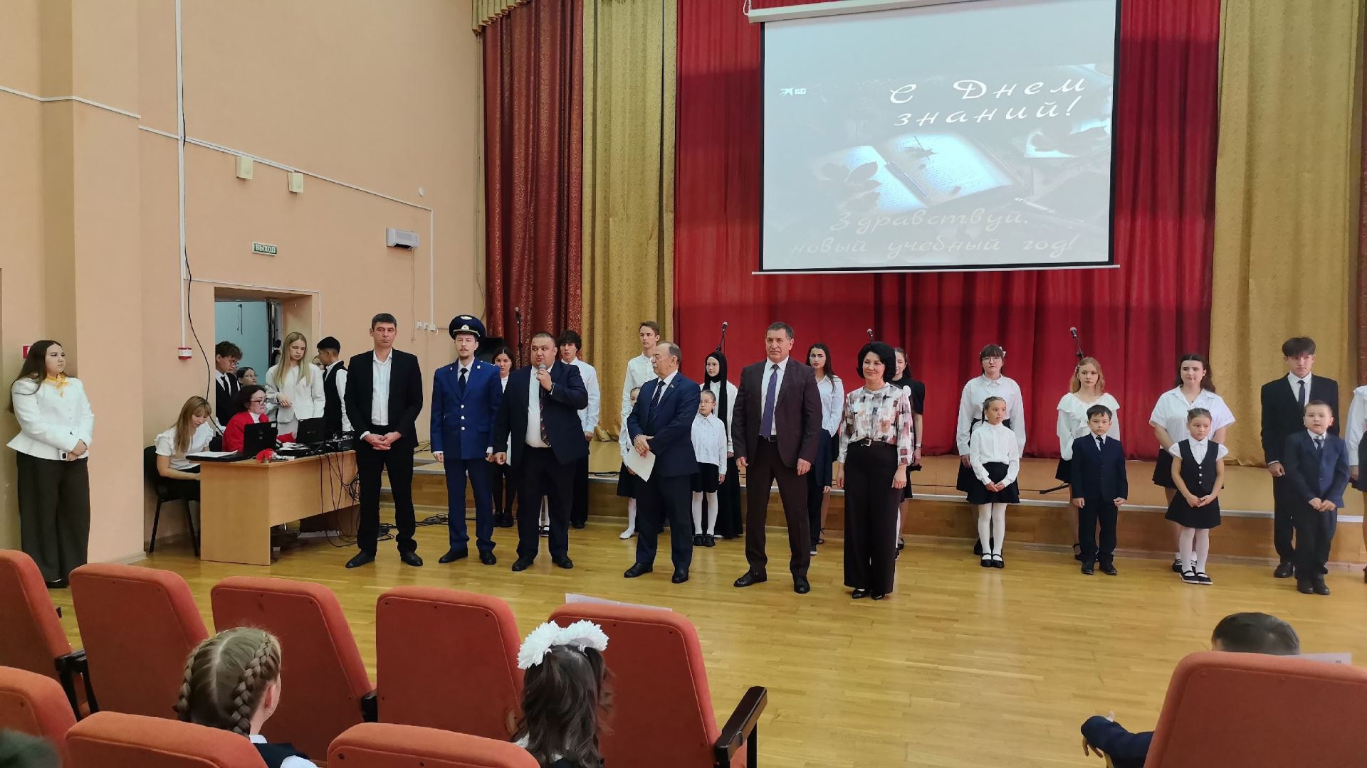 Азнакайның беренче мәктәбендә Белем бәйрәме