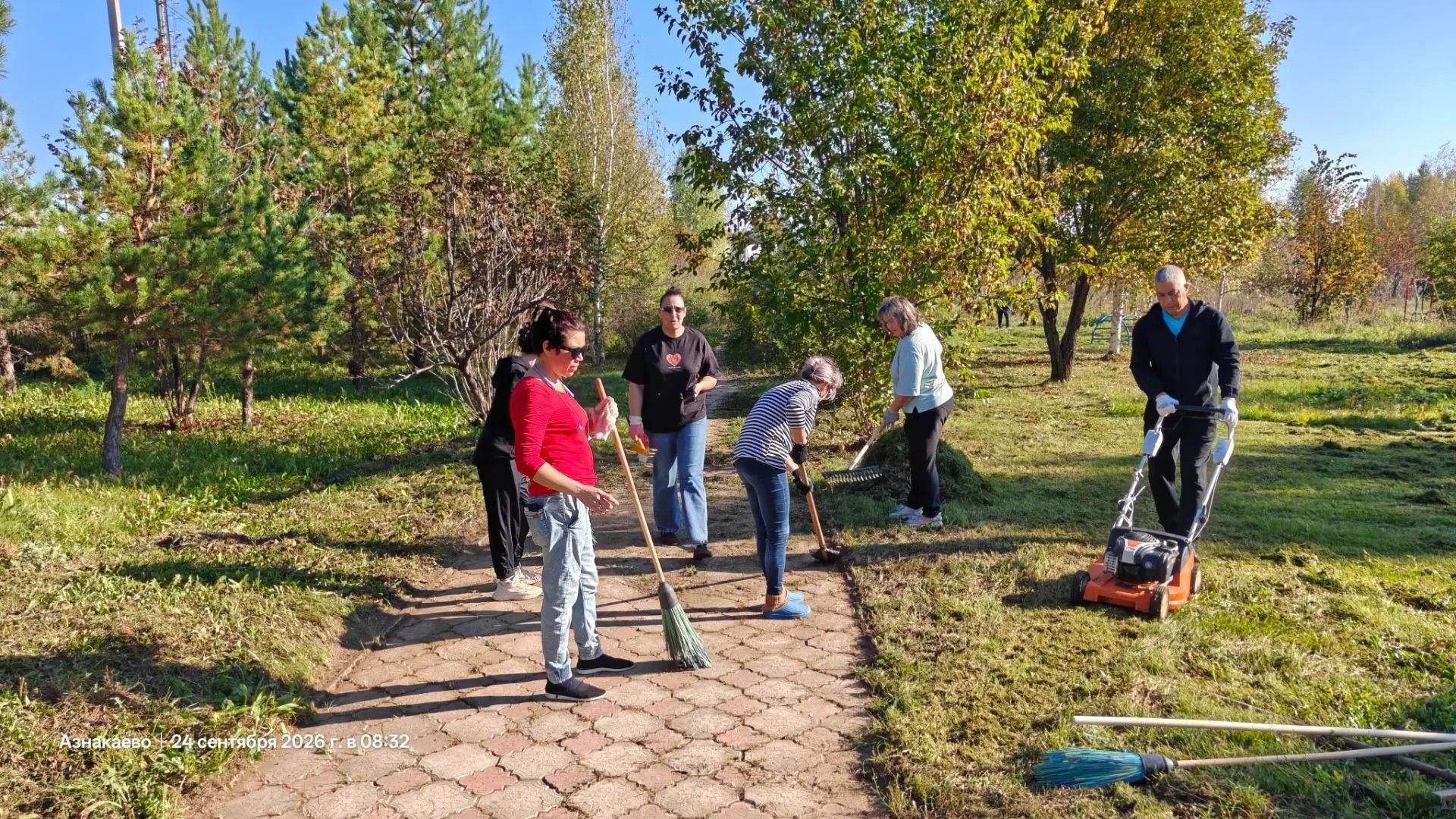В Молодёжном парке Азнакаево прошёл субботник