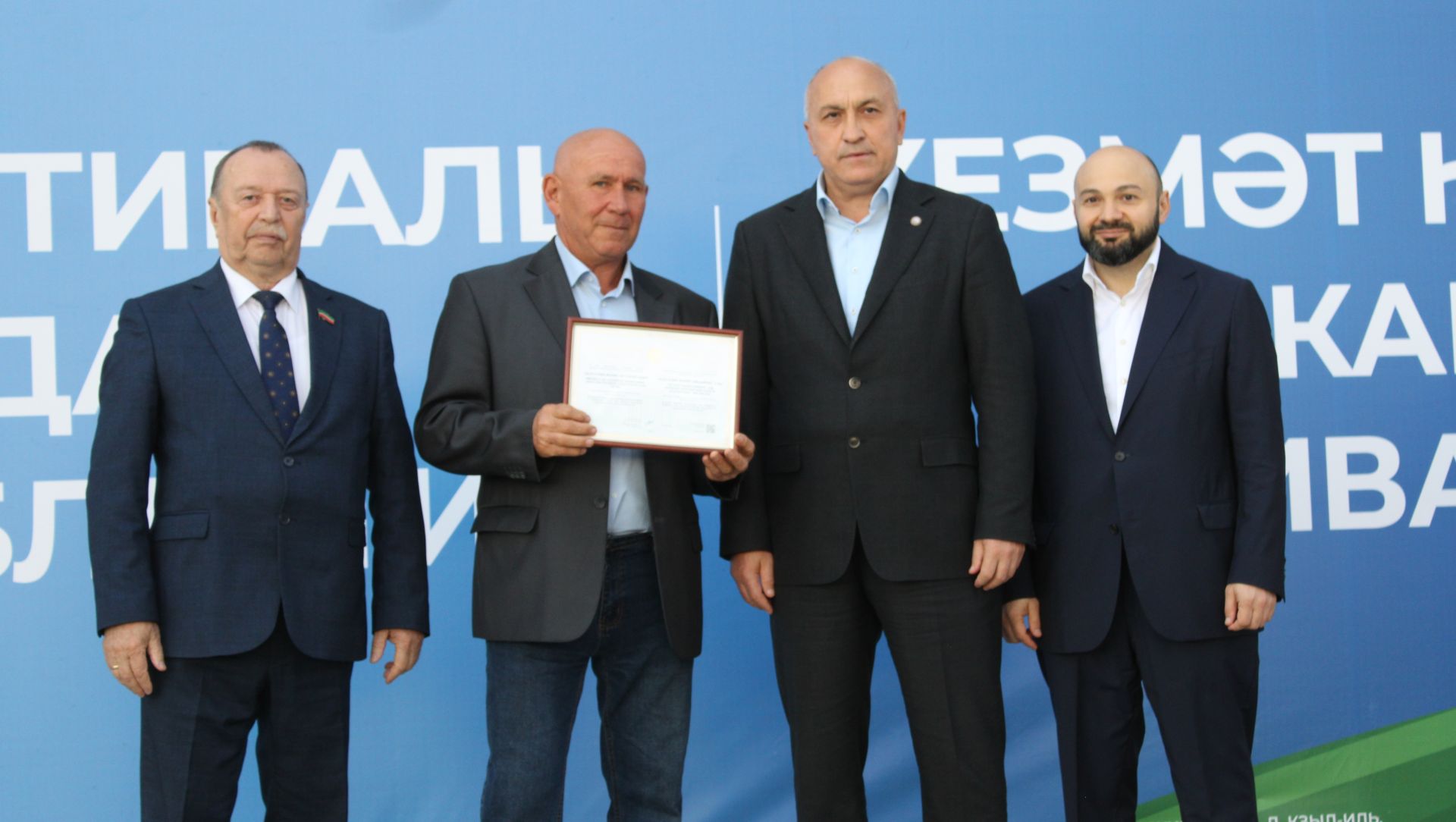 Нефтьче, укытучы, төзүче, табиблар: Азнакайда хезмәт батырларына хөрмәт күрсәттеләр