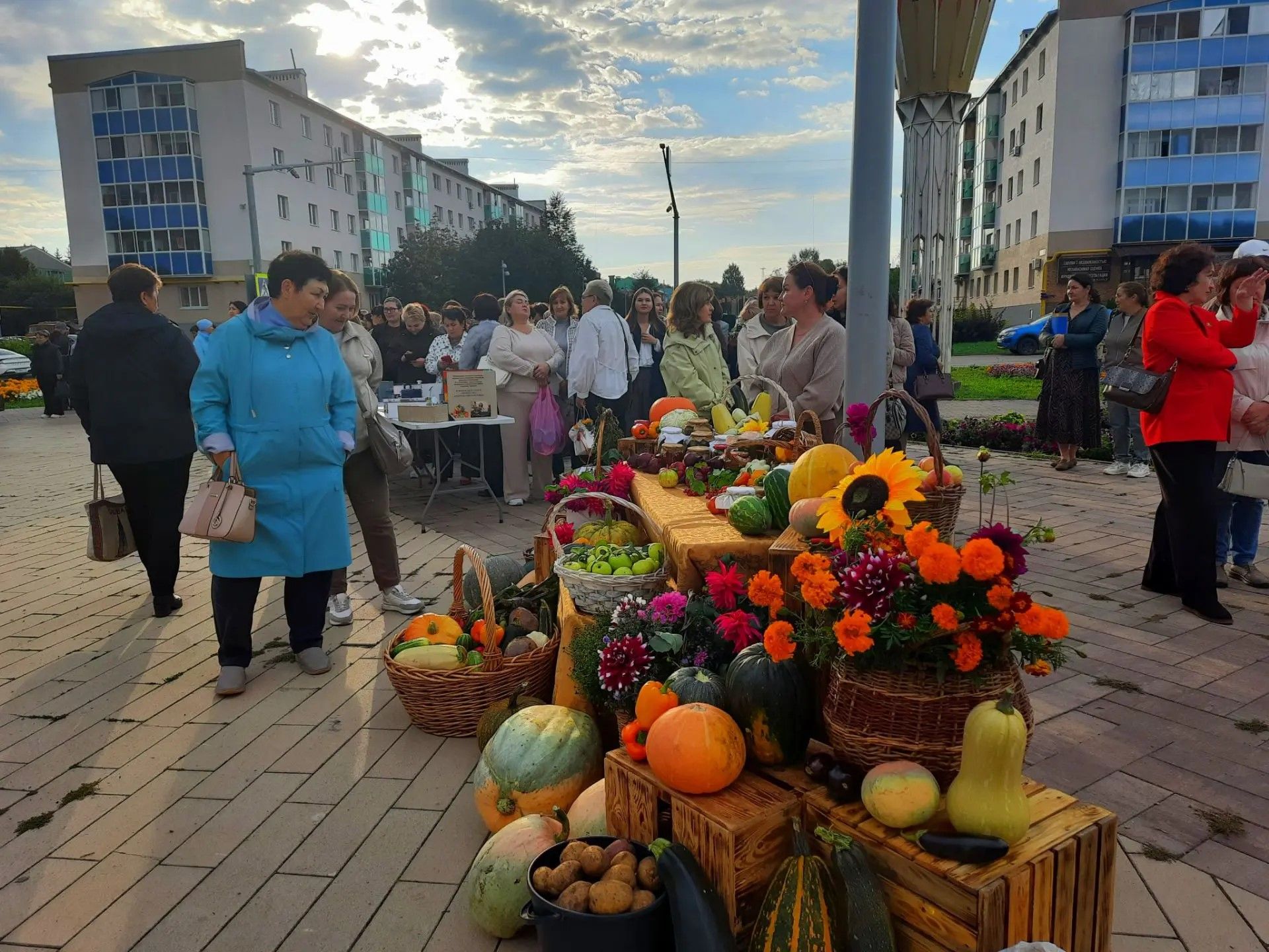 Нефтьче, укытучы, төзүче, табиблар: Азнакайда хезмәт батырларына хөрмәт күрсәттеләр