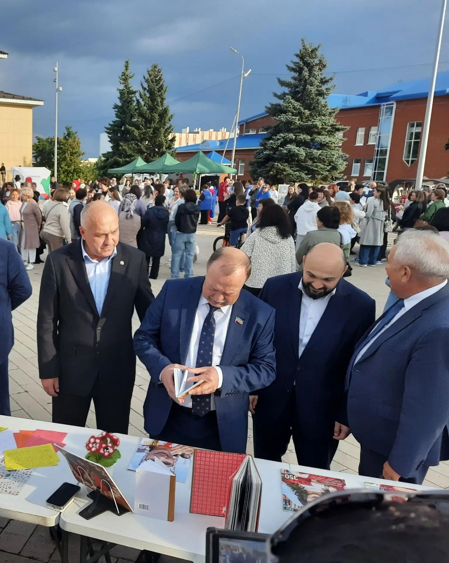 Нефтьче, укытучы, төзүче, табиблар: Азнакайда хезмәт батырларына хөрмәт күрсәттеләр