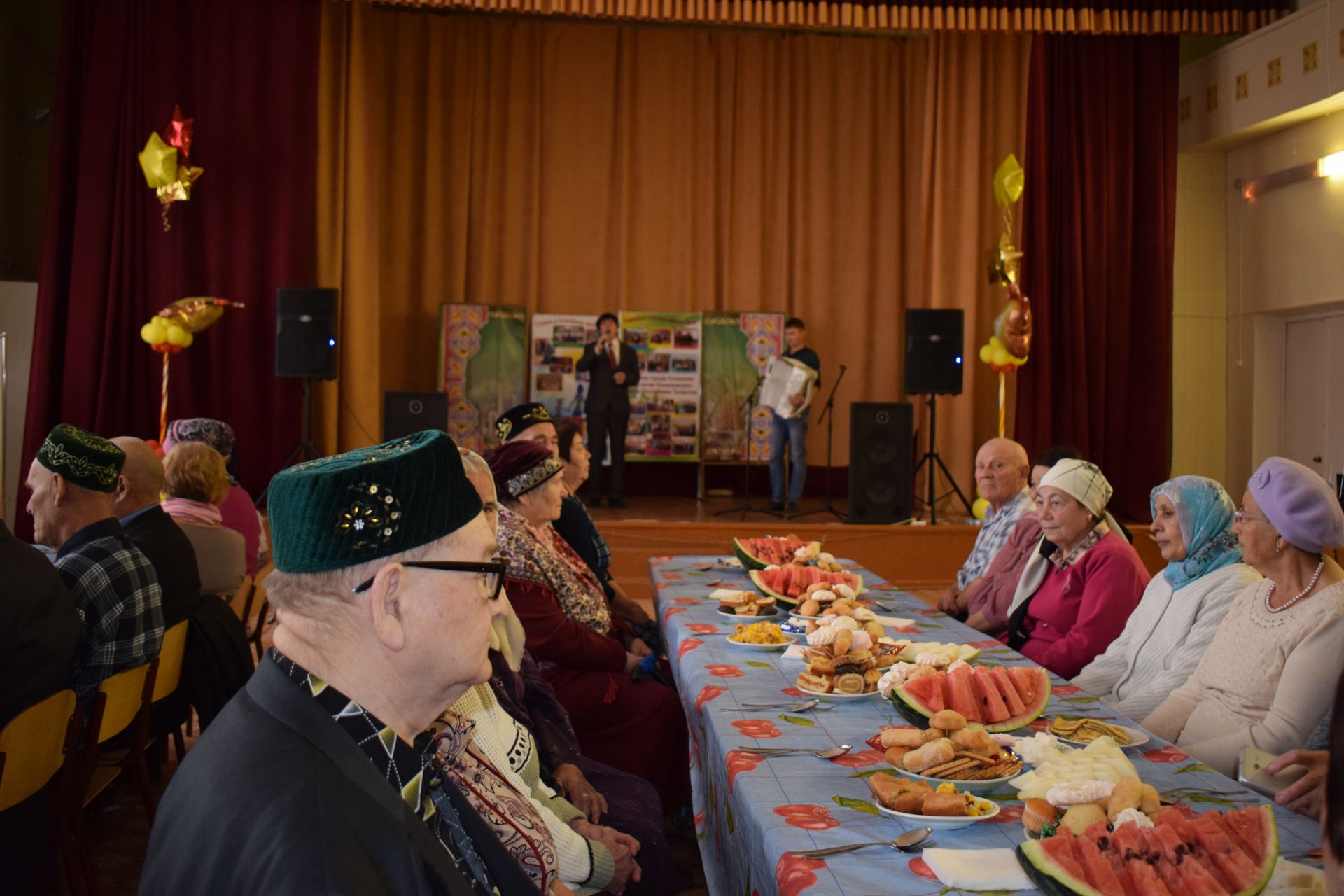 Территориальное общественное самоуправление №13 Азнакаево пригласило на праздник представителей старшего поколения