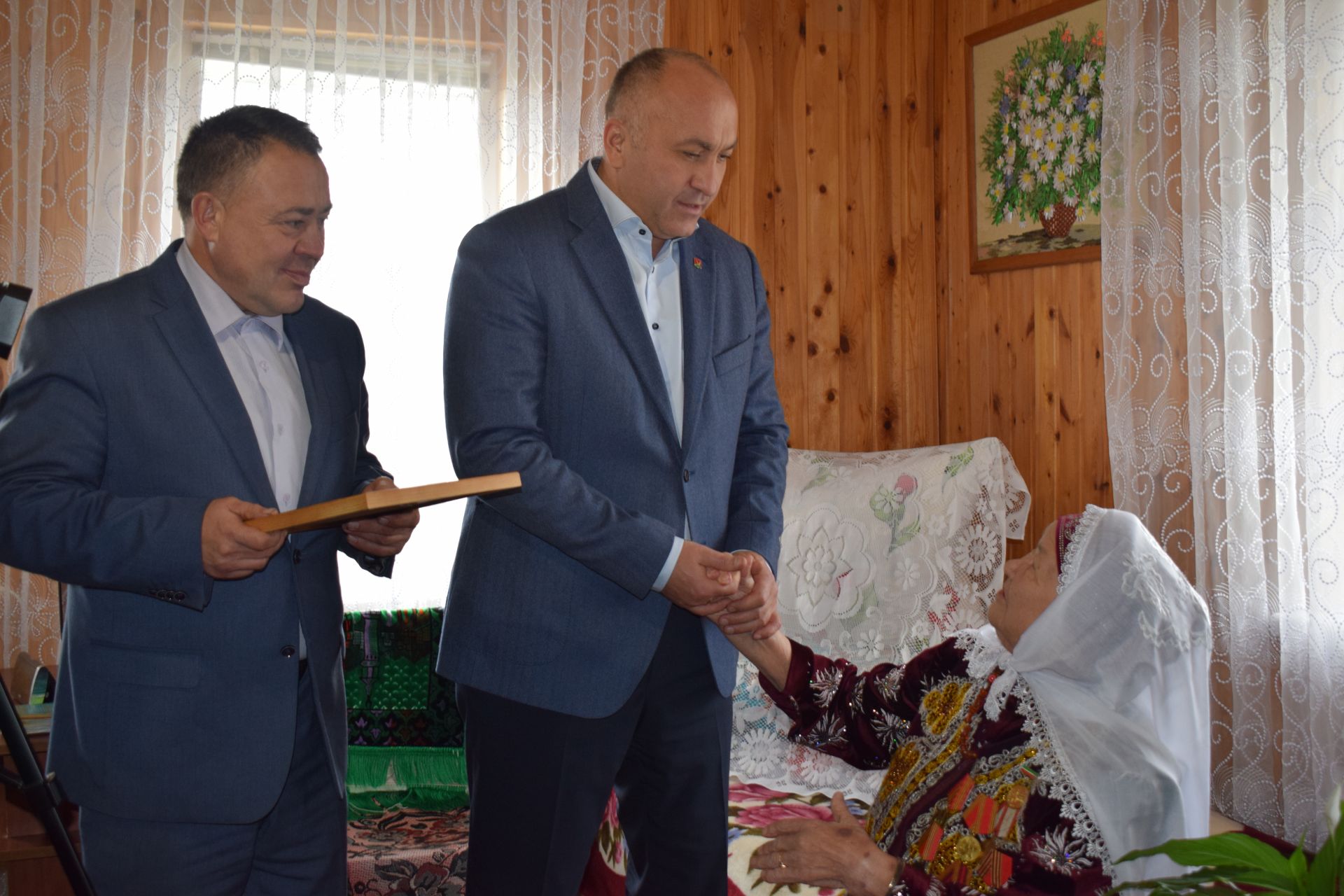 Глава Азнакаевского муниципального района Марсель Шайдуллин поздравил с 90-летним юбилеем Хакимову Танзилю Галимзяновну