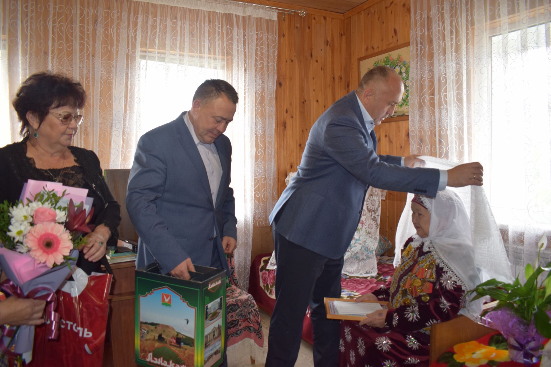 Глава Азнакаевского муниципального района Марсель Шайдуллин поздравил с 90-летним юбилеем Хакимову Танзилю Галимзяновну
