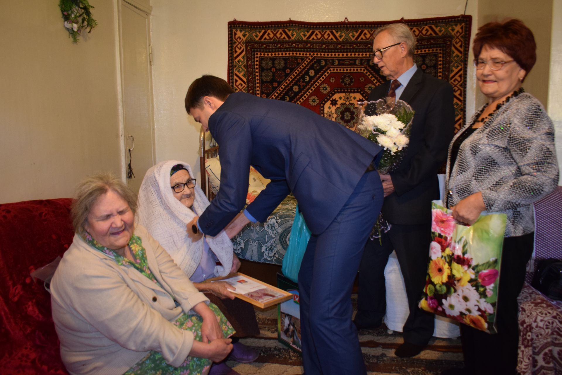 Руководитель исполкома города Азнакаево Марат Султанов поздравил с юбилеем ветерана тыла Гульфанию Ибрагимову