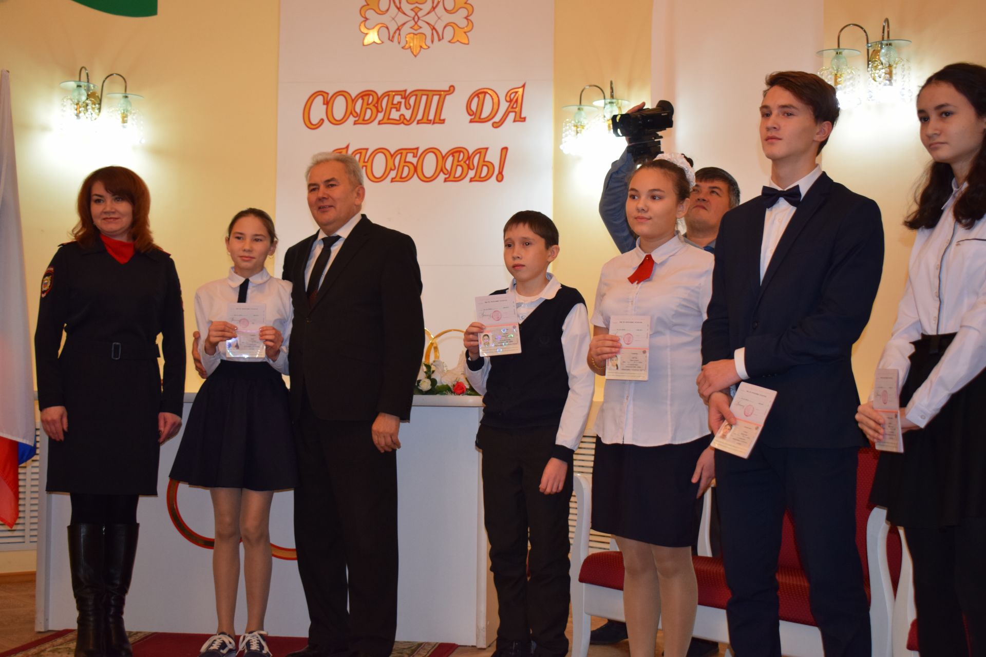 Какой сюрприз ждал азнакаевских школьников к 25-летию Конституции страны?
