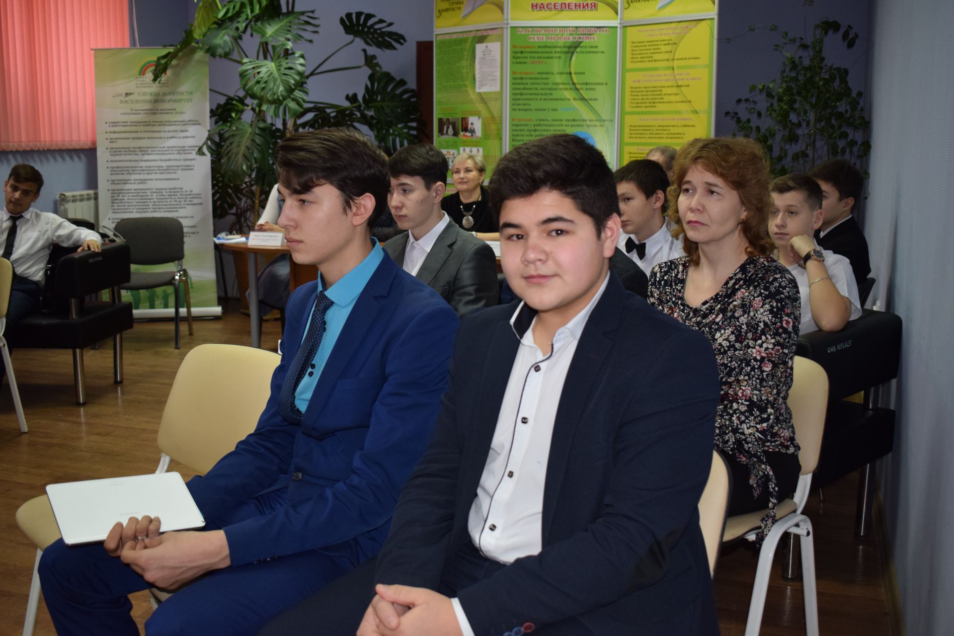 Старшеклассники, прошедшие обучение на курсах «Основы бизнеса» в Центре занятости населения города Азнакаево, защитили свои проекты, разработанные на основе полученных здесь знаний