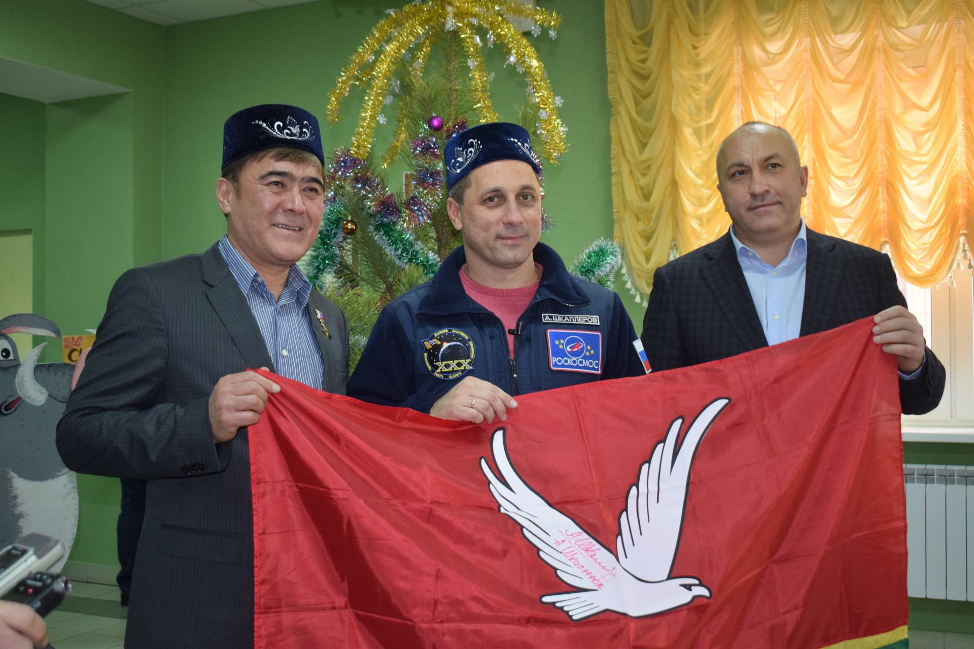 Россиянең данлыклы космонавтлары Азнакай флагын космоста йөртеп алып кайтып тапшырдылар