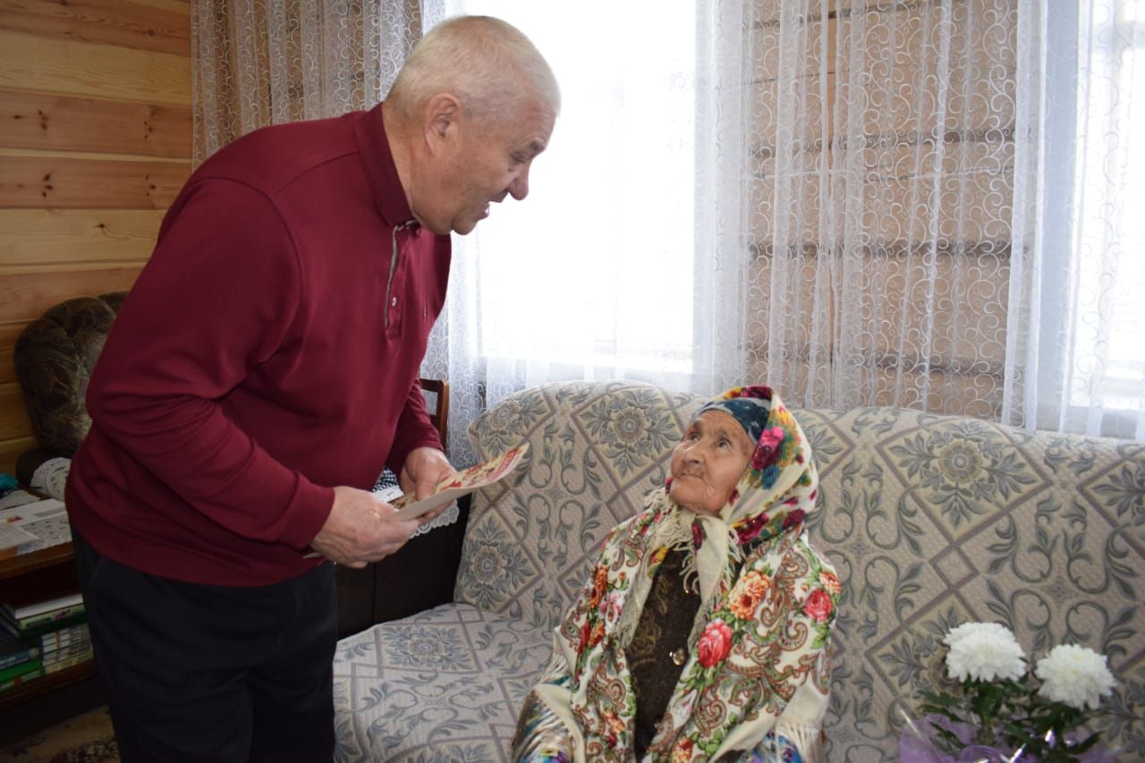 Заместитель главы Азнакаевского муниципального района Назят Нагимов поздравил с 90-летним юбилеем Валиуллину Сайму Сибгатулловну