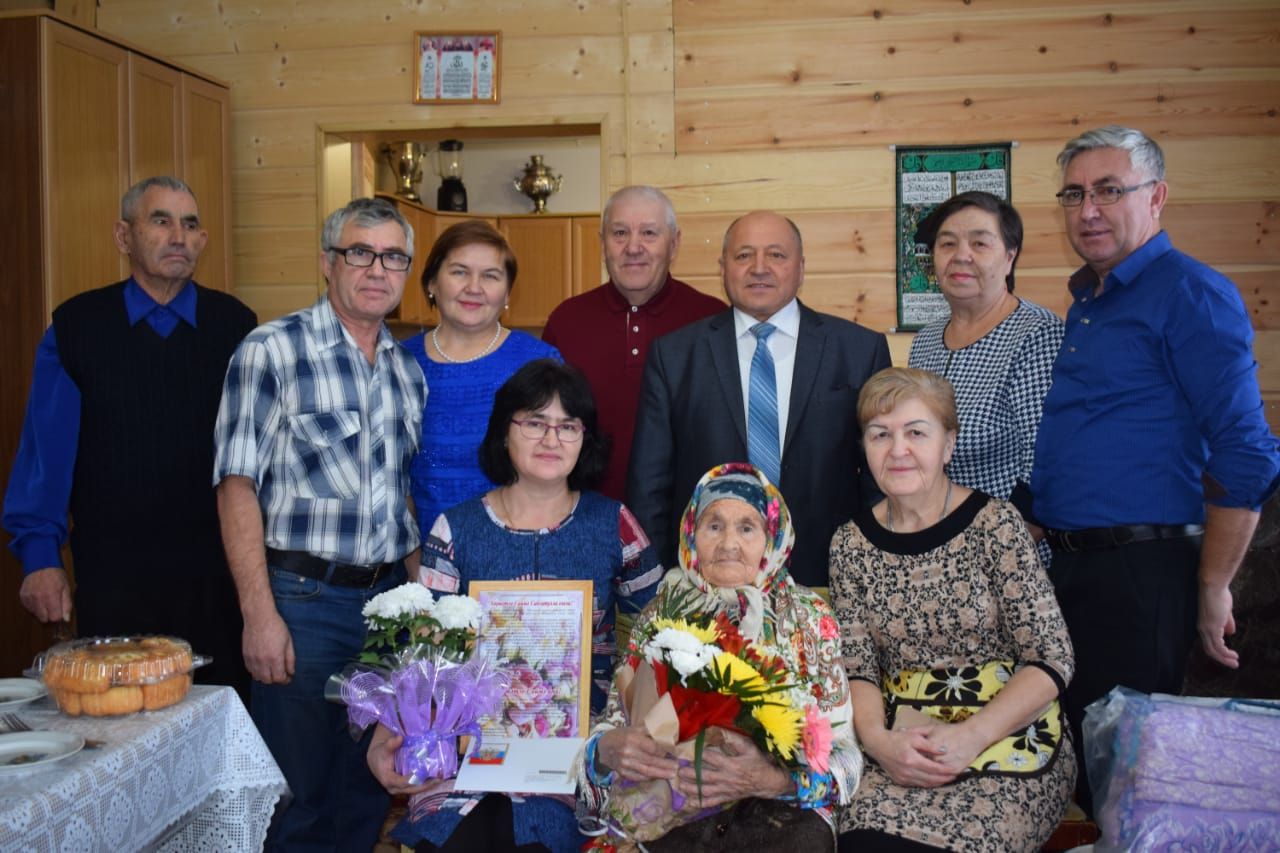 Заместитель главы Азнакаевского муниципального района Назят Нагимов поздравил с 90-летним юбилеем Валиуллину Сайму Сибгатулловну