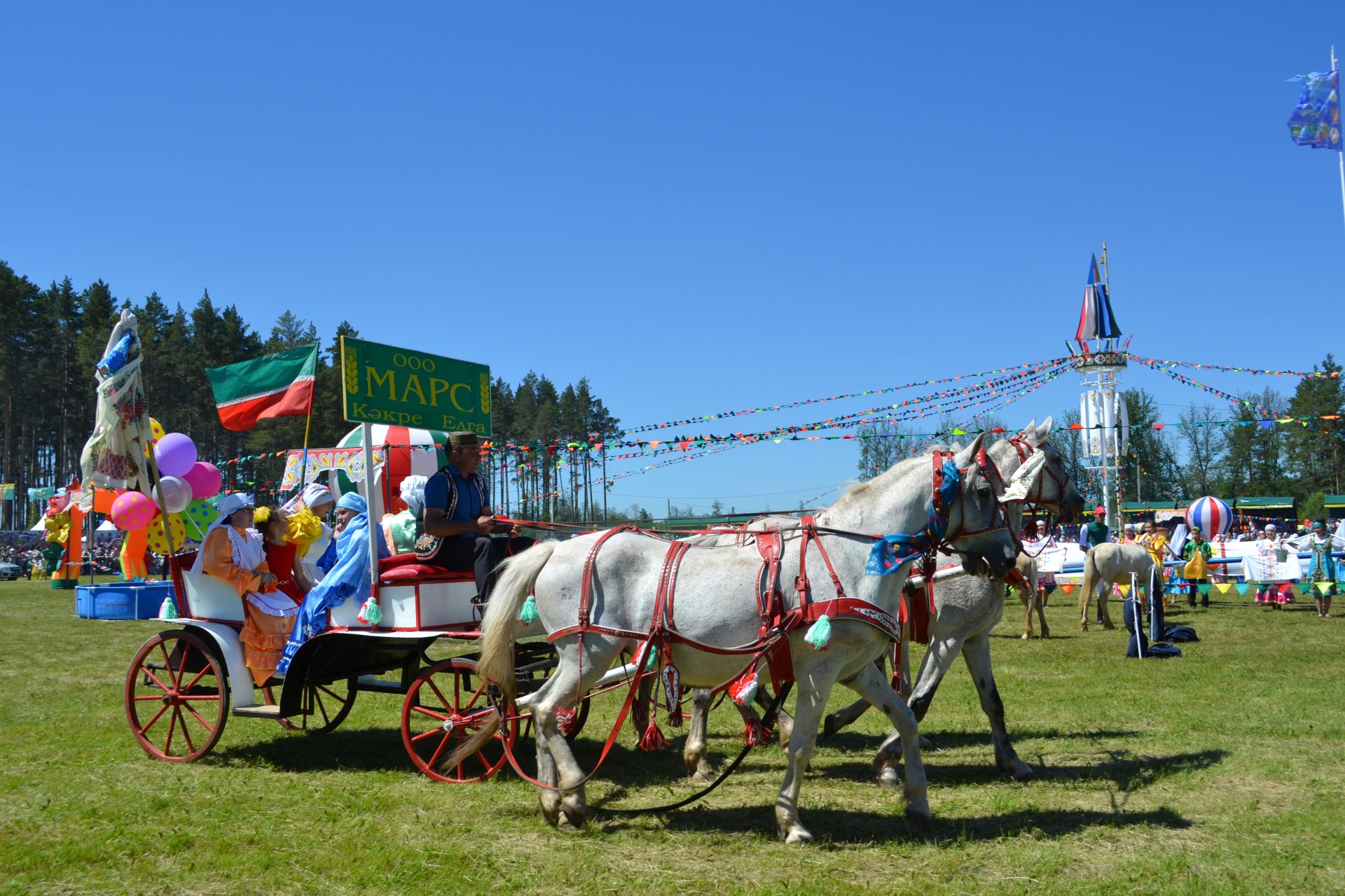 Шествие праздничной колонны гостей Сабантуя в Азнакаево - ФОТОРЕПОРТАЖ