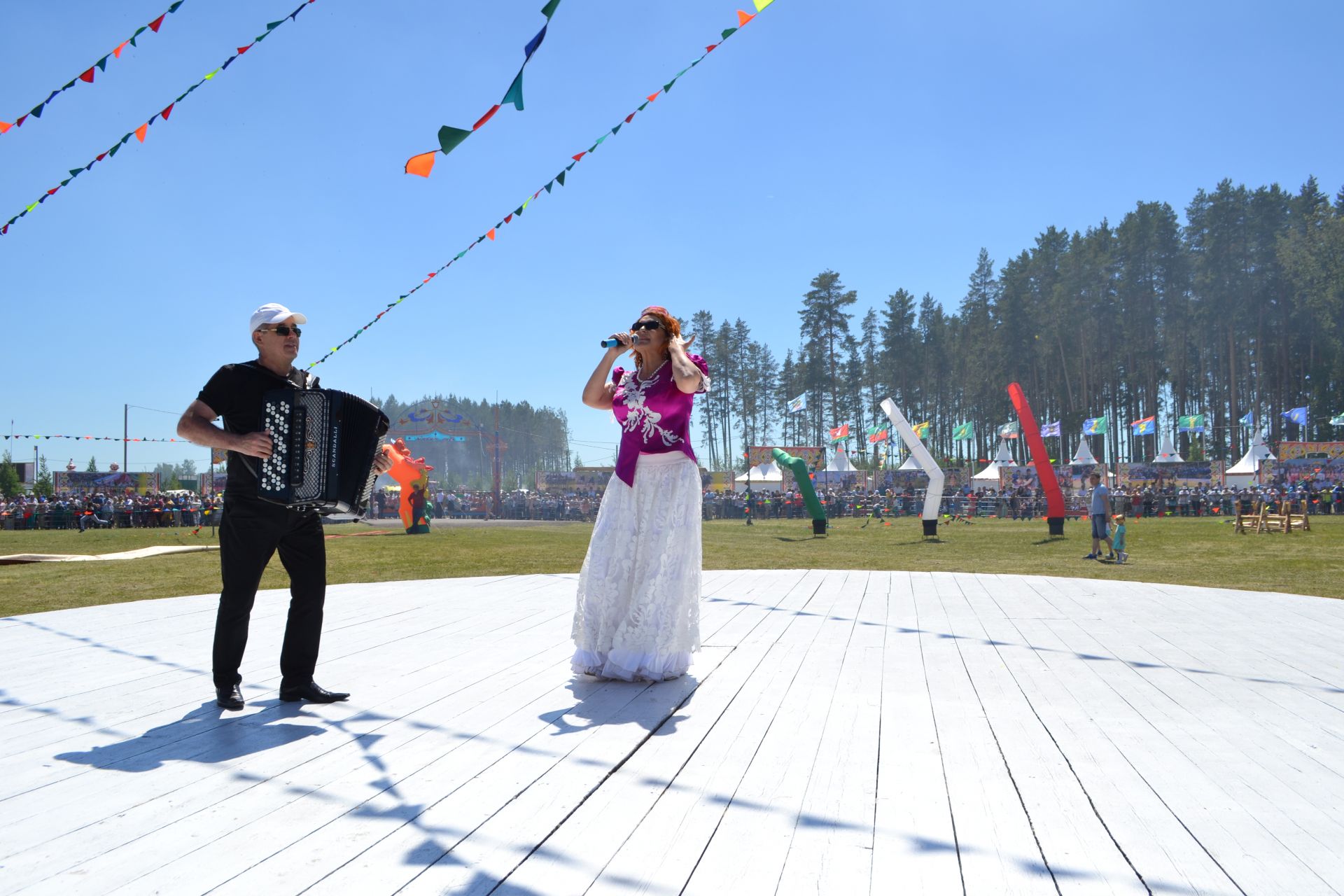 На майдан Сабантуя в Азнакаево одновременно вышли более 500 артистов