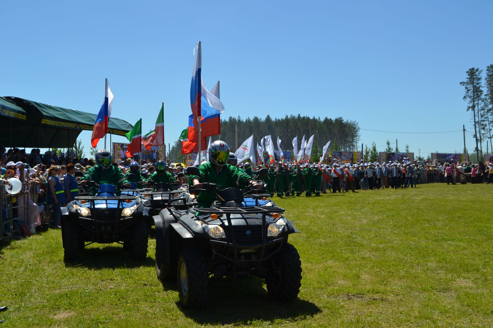 Шествие праздничной колонны гостей Сабантуя в Азнакаево - ФОТОРЕПОРТАЖ
