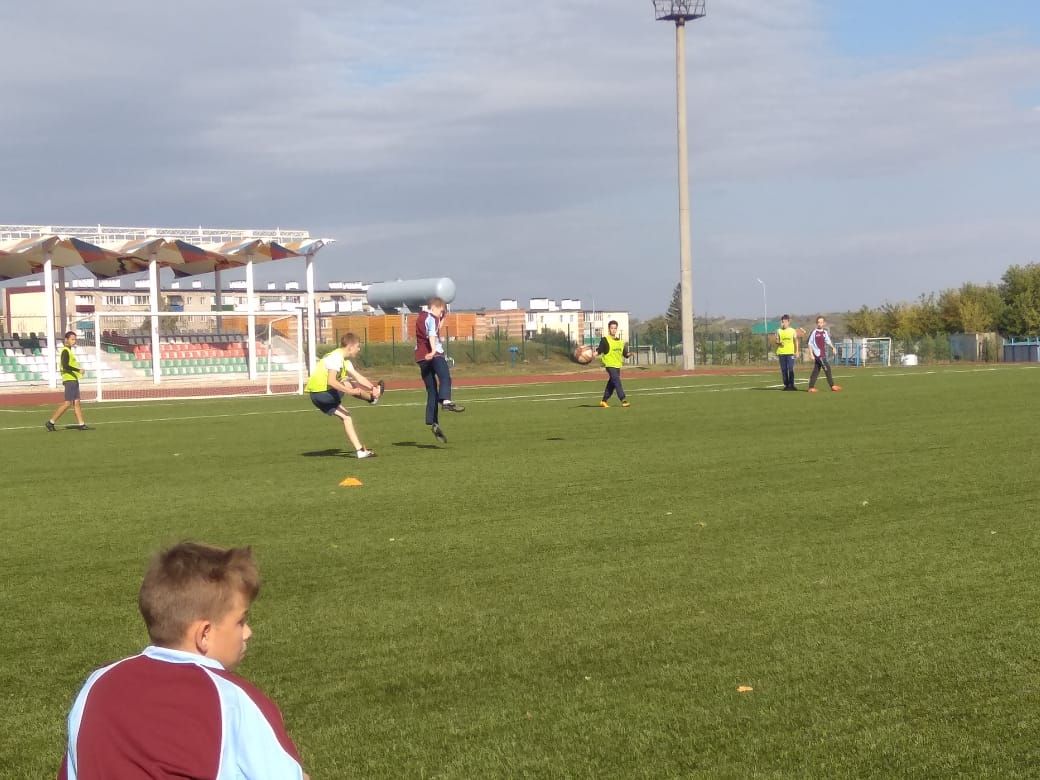 Азнакаевские школьники сразились в турнире по футболу