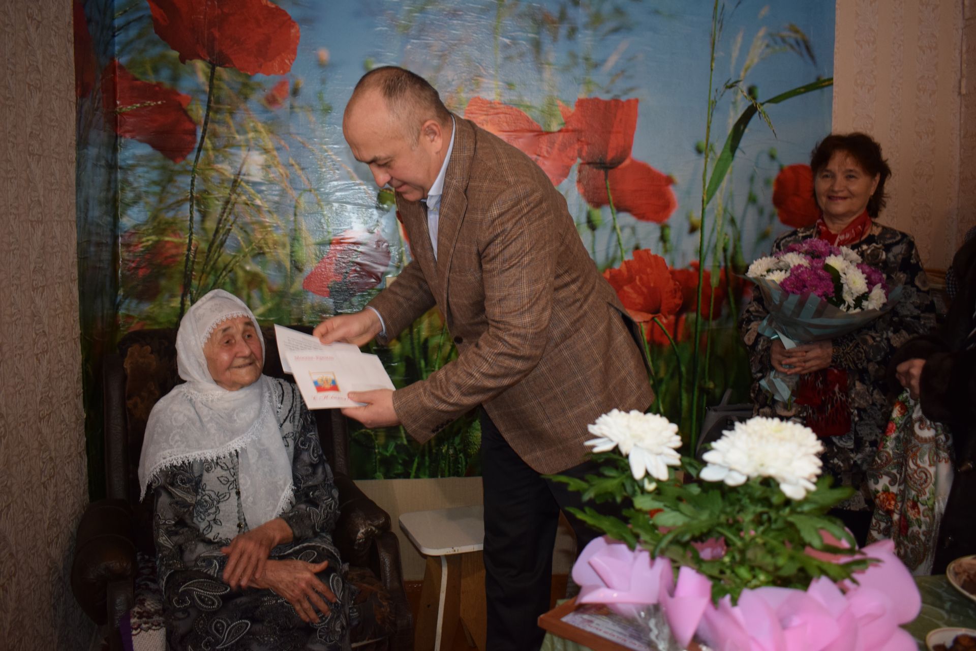 Глава Азнакаевского муниципального района поздравил с 90-летним юбилеем Замалиеву Гасиму Махмутовну