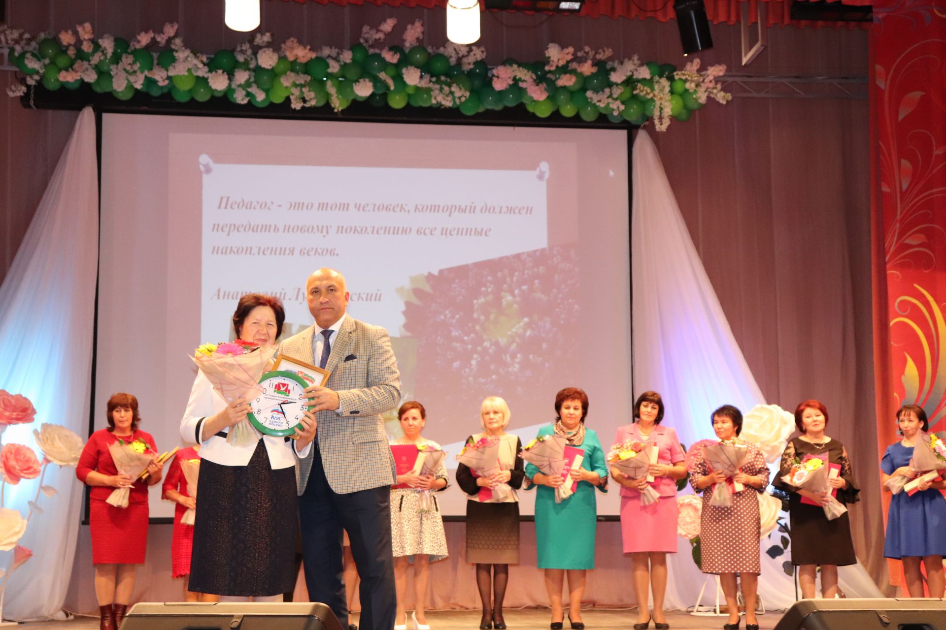 Праздник учителей в Азнакаево стал богатым на подарки