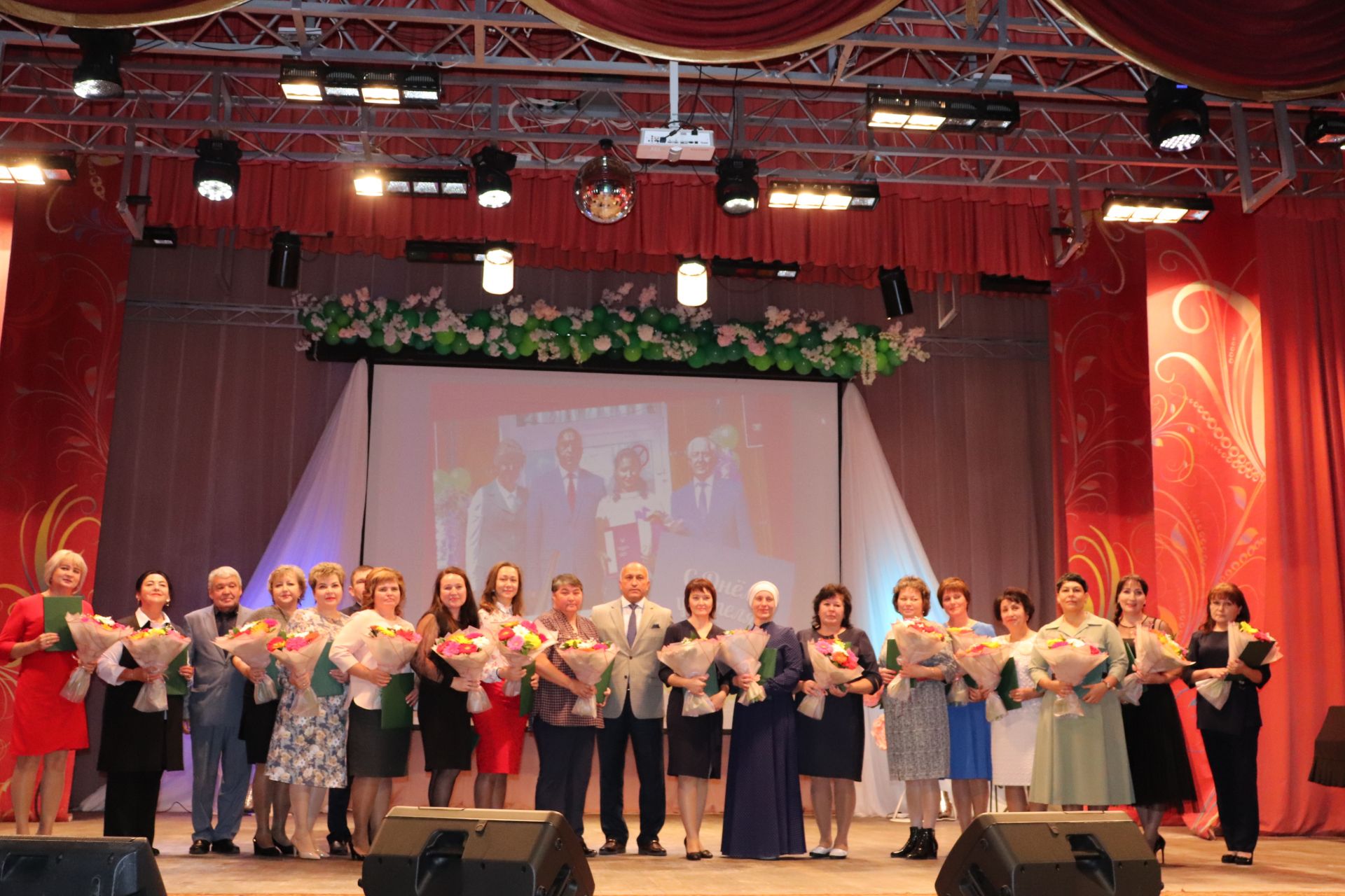 Праздник учителей в Азнакаево стал богатым на подарки