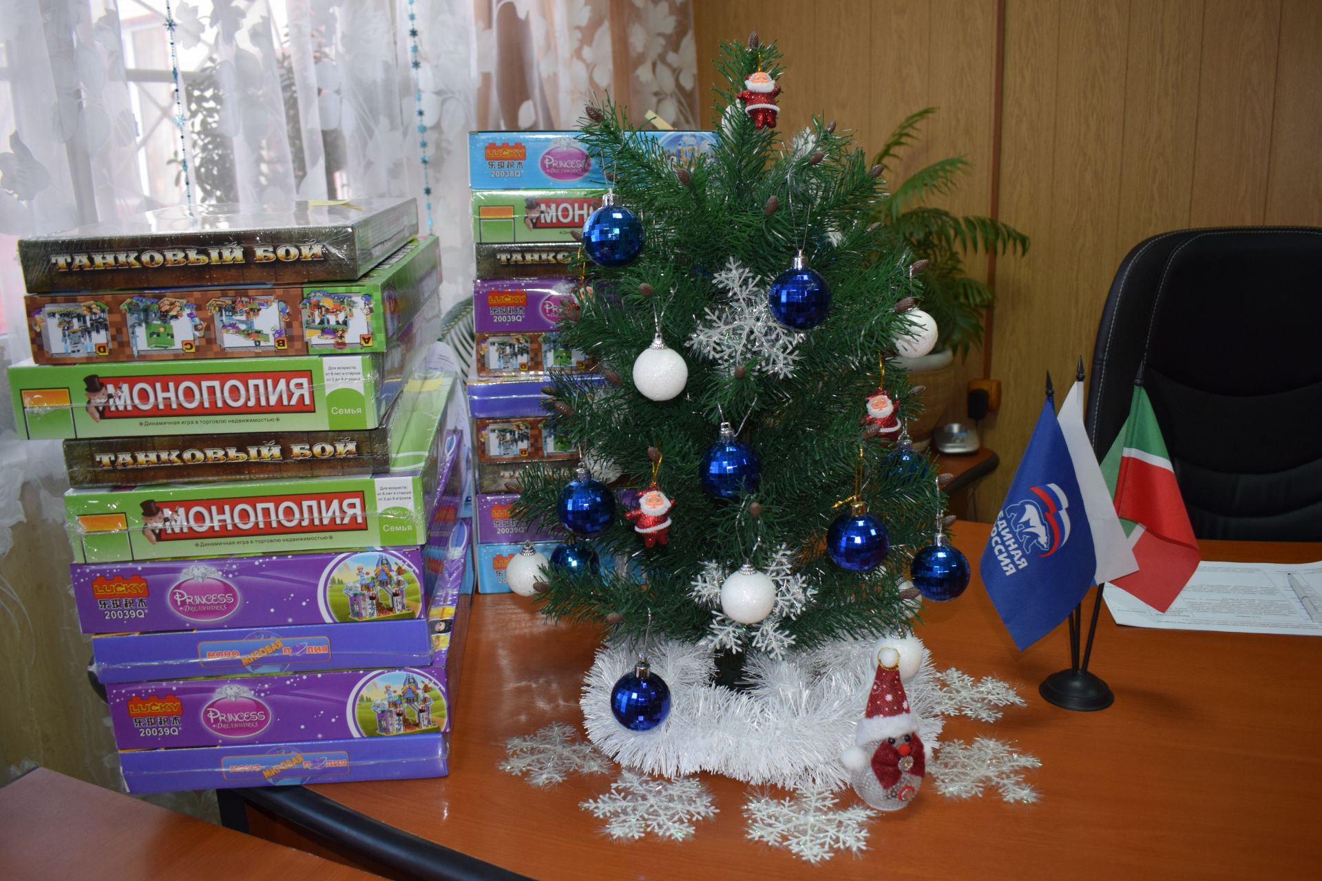 Депутат Госсовета и глава района порадовали азнакаевскую детвору подарками от Деда Мороза