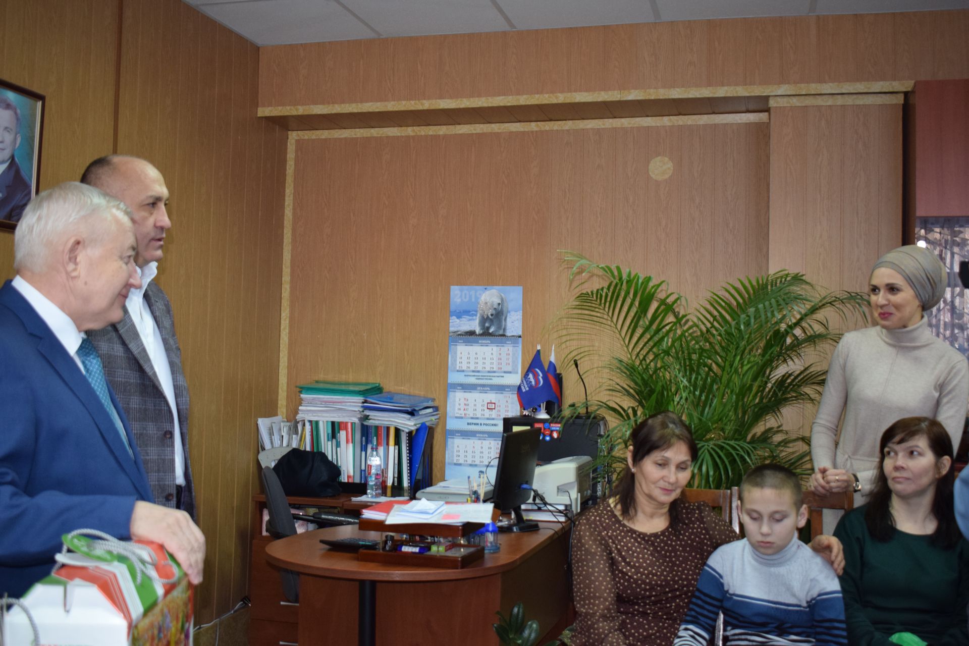 Депутат Госсовета и глава района порадовали азнакаевскую детвору подарками от Деда Мороза