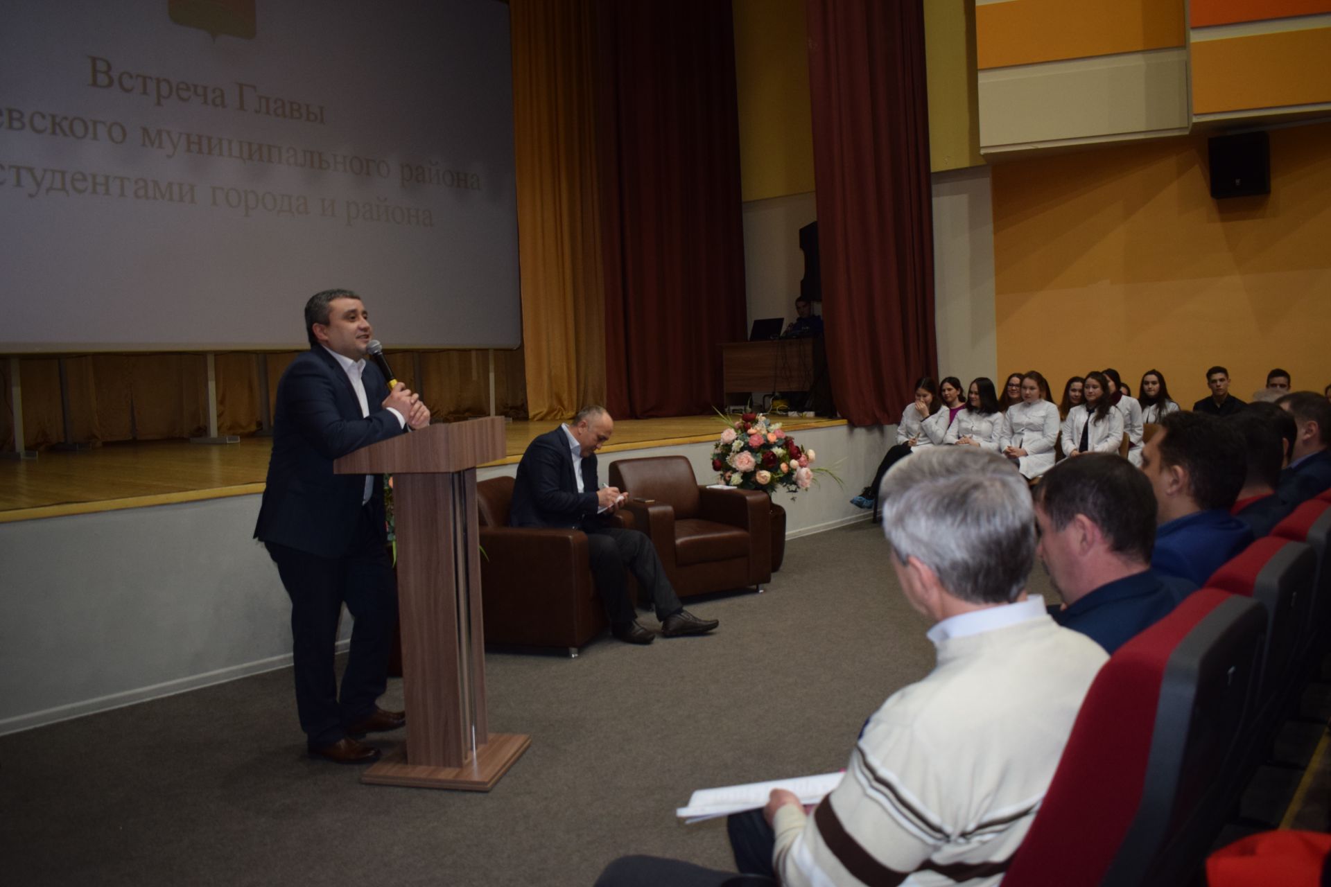 Район башлыгы Марсель Шәйдуллин бүгенге көндә илебезнең төрле уку йортларында белем алучы азнакайлы-студентлар белән очрашты