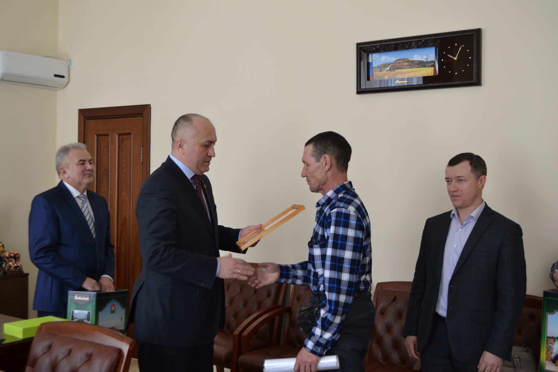 Азнакаевцы получили жилищные сертификаты