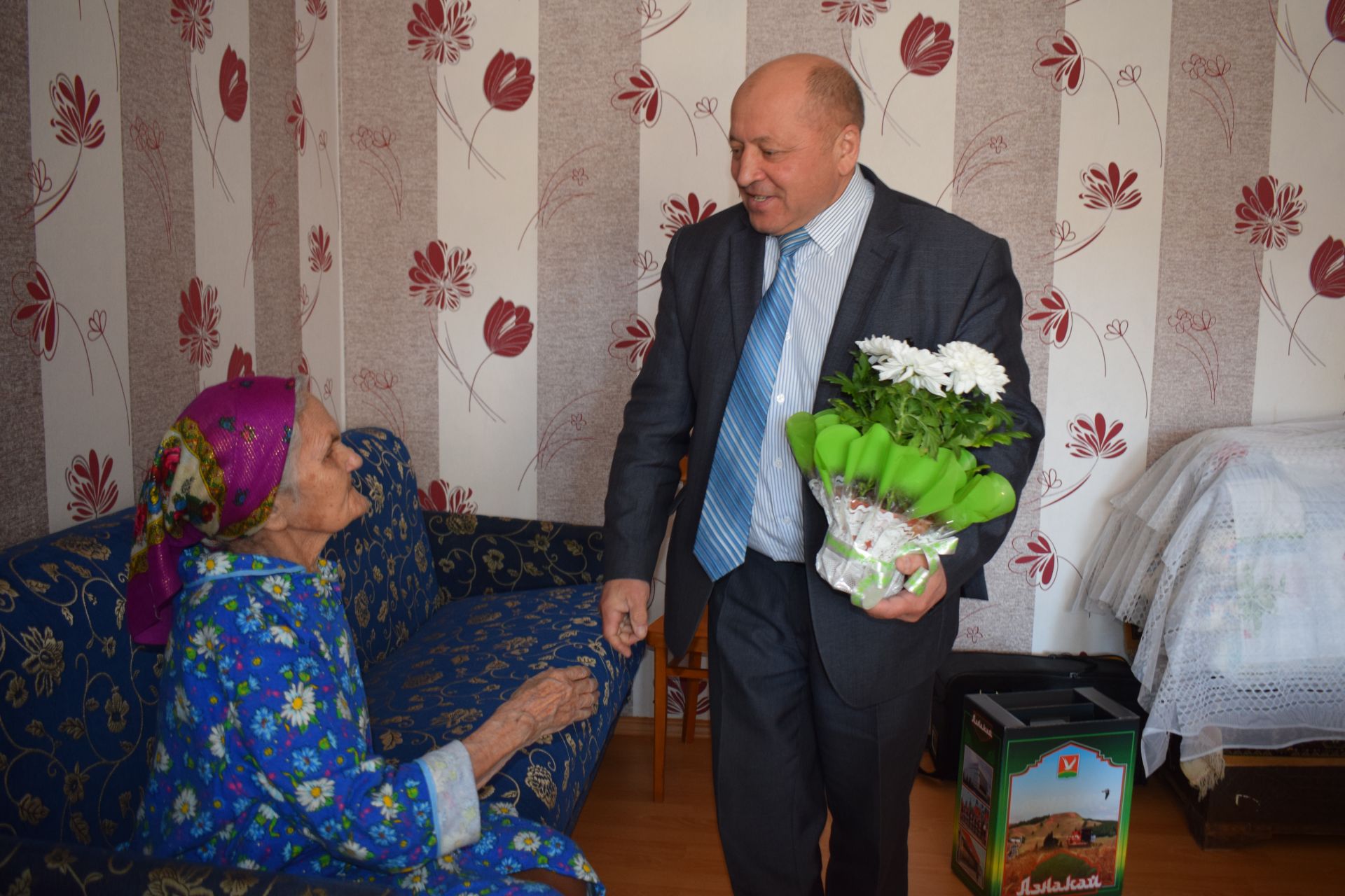 90-летняя Дина Ахмадуллина с легкостью решает сканворды