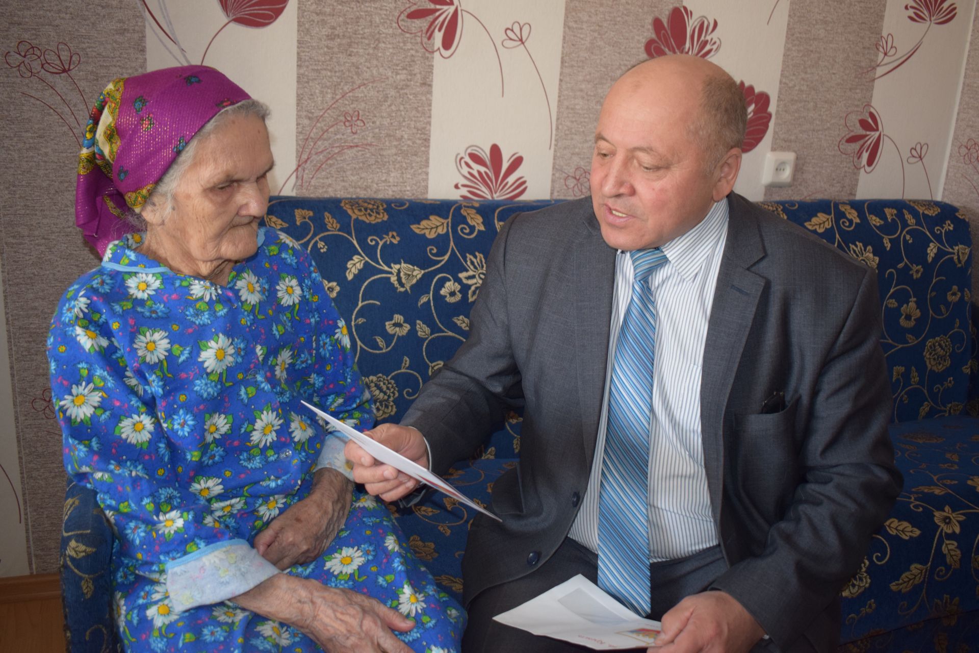 90-летняя Дина Ахмадуллина с легкостью решает сканворды