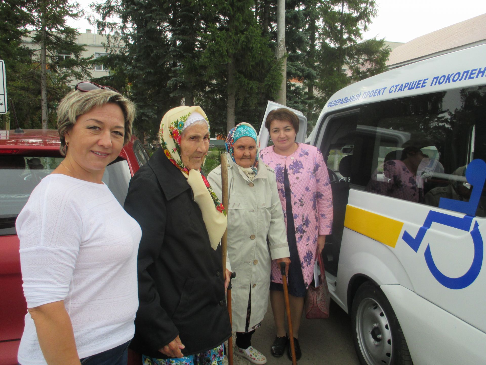 Пожилых сельчан Азнакаевского района доставляет на диспансеризацию специальный автомобиль