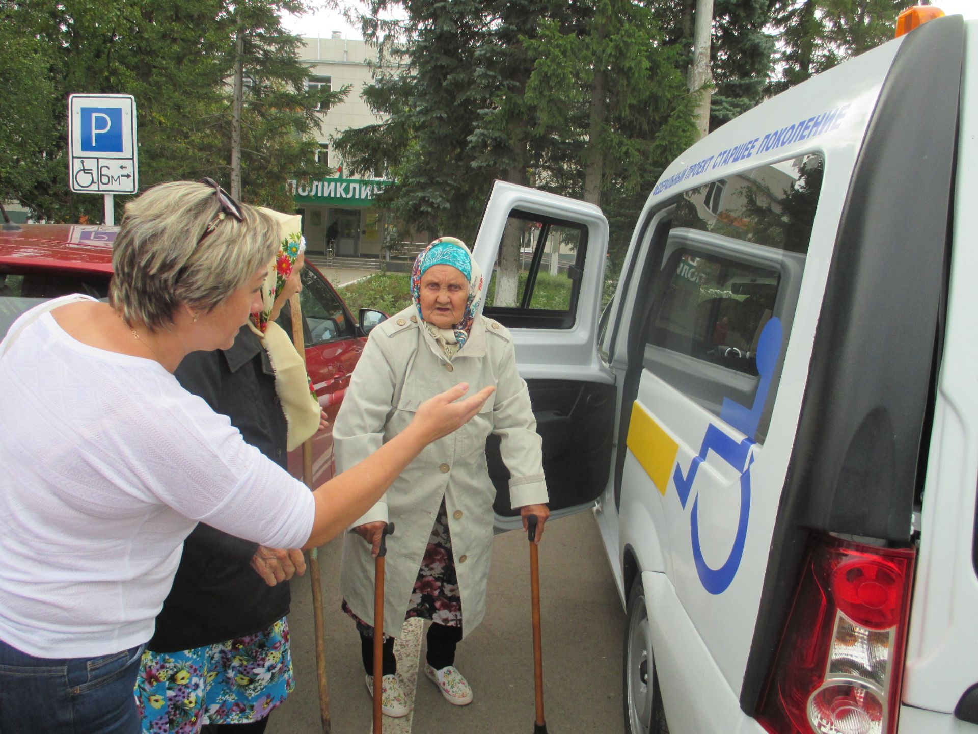 Пожилых сельчан Азнакаевского района доставляет на диспансеризацию специальный автомобиль