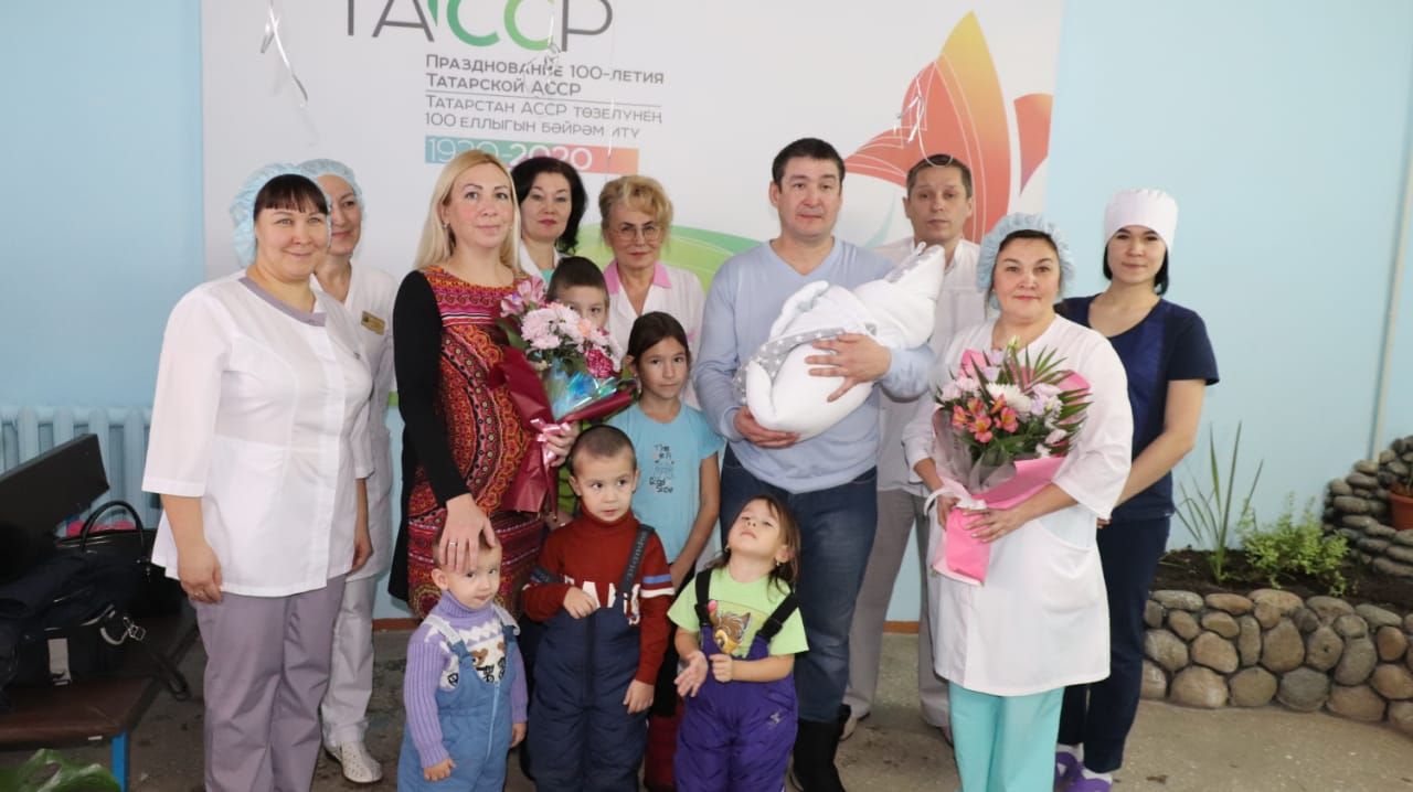 В Азнакаево состоялась торжественная выписка ребенка, родившегося первым в 2020 году