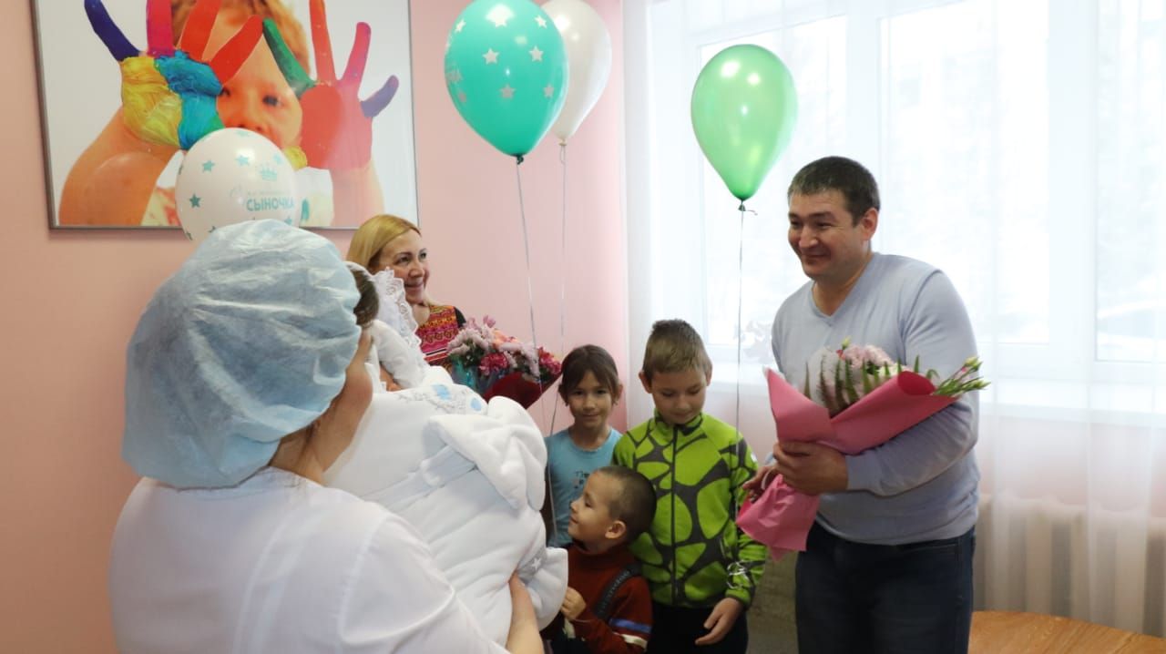 В Азнакаево состоялась торжественная выписка ребенка, родившегося первым в 2020 году