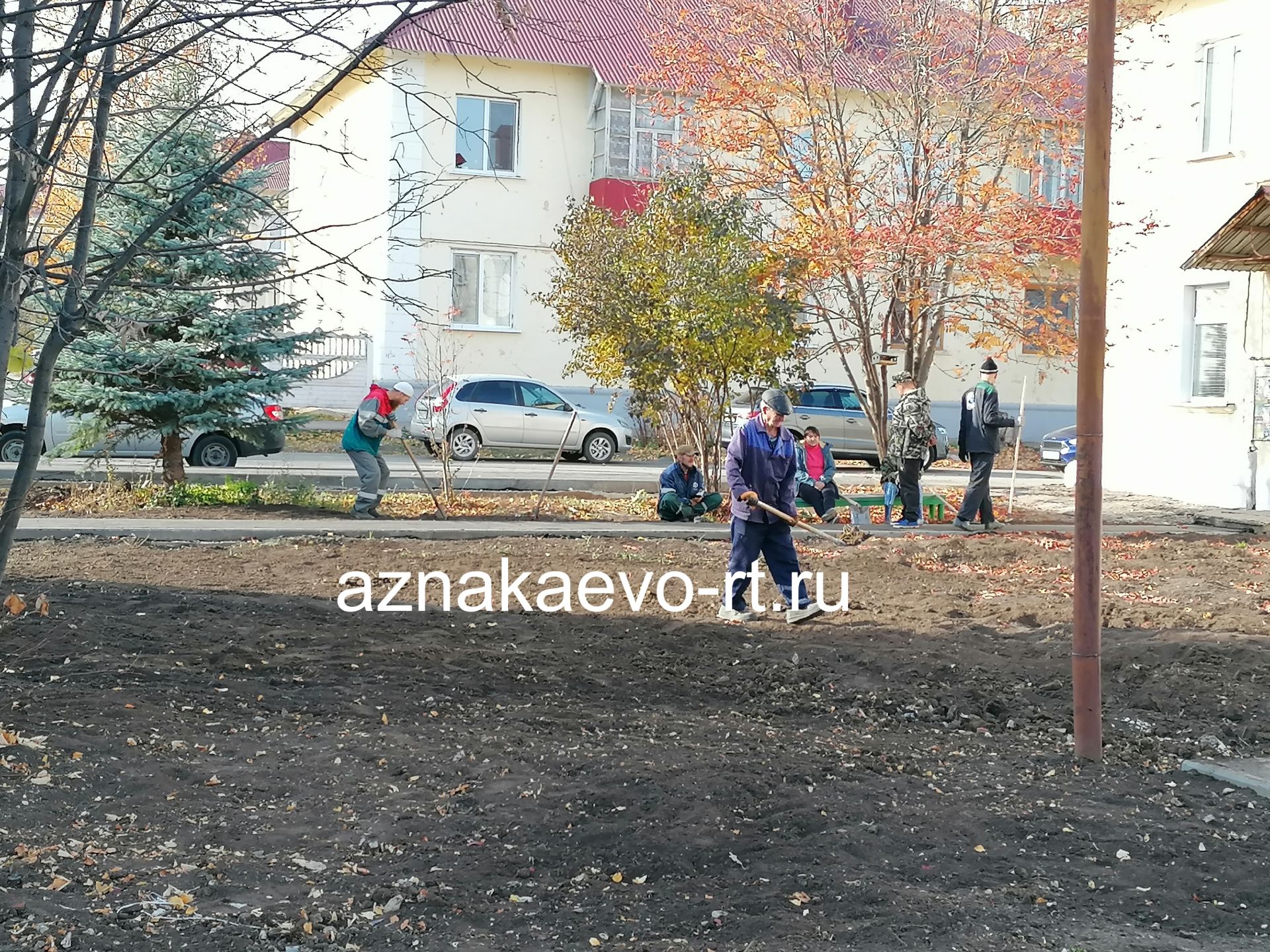 В Азнакаево продолжают благоустраивать дворы