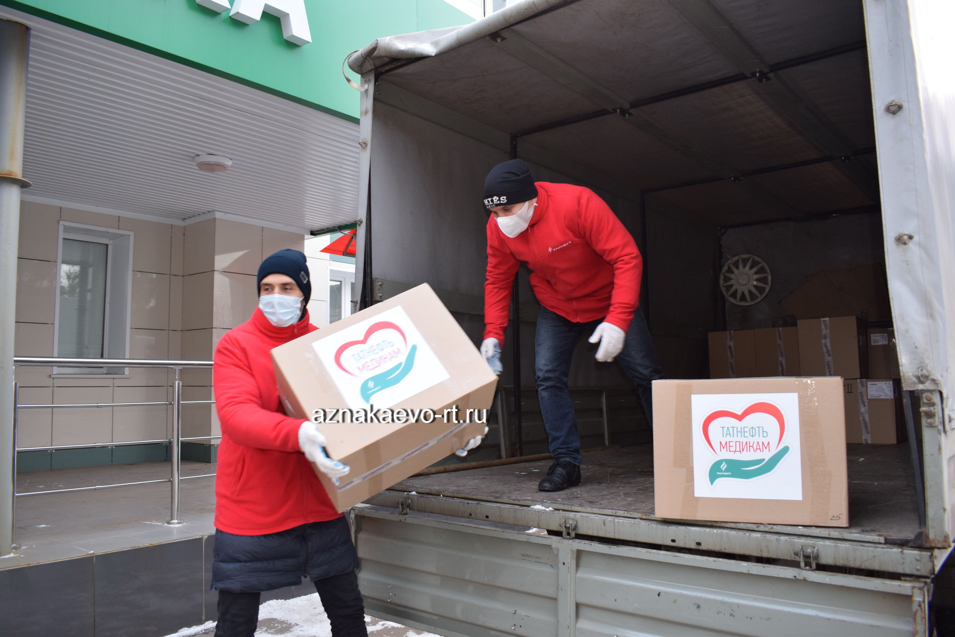 В Азнакаевскую центральную больницу прибыл целый грузовик со средствами защиты от коронавируса