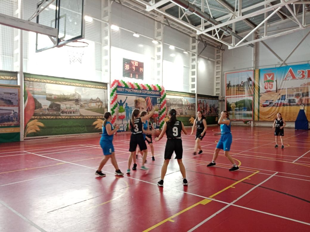 В Азнакаево проходит финал чемпионата баскетбольной лиги "КЭС-БАСКЕТ"